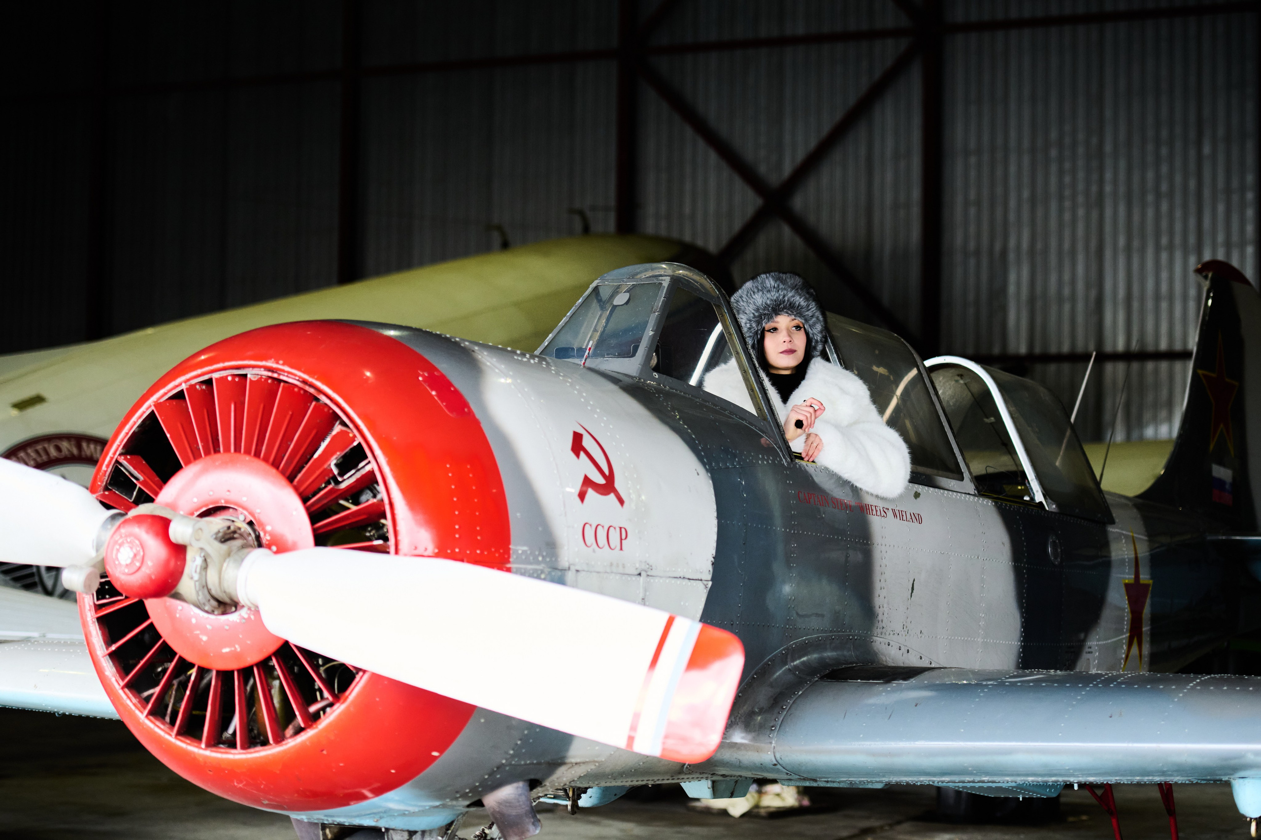 Фотосессия моделей в шубах на аэродроме. Репортажный и семейный фотограф — Шелихов Сергей