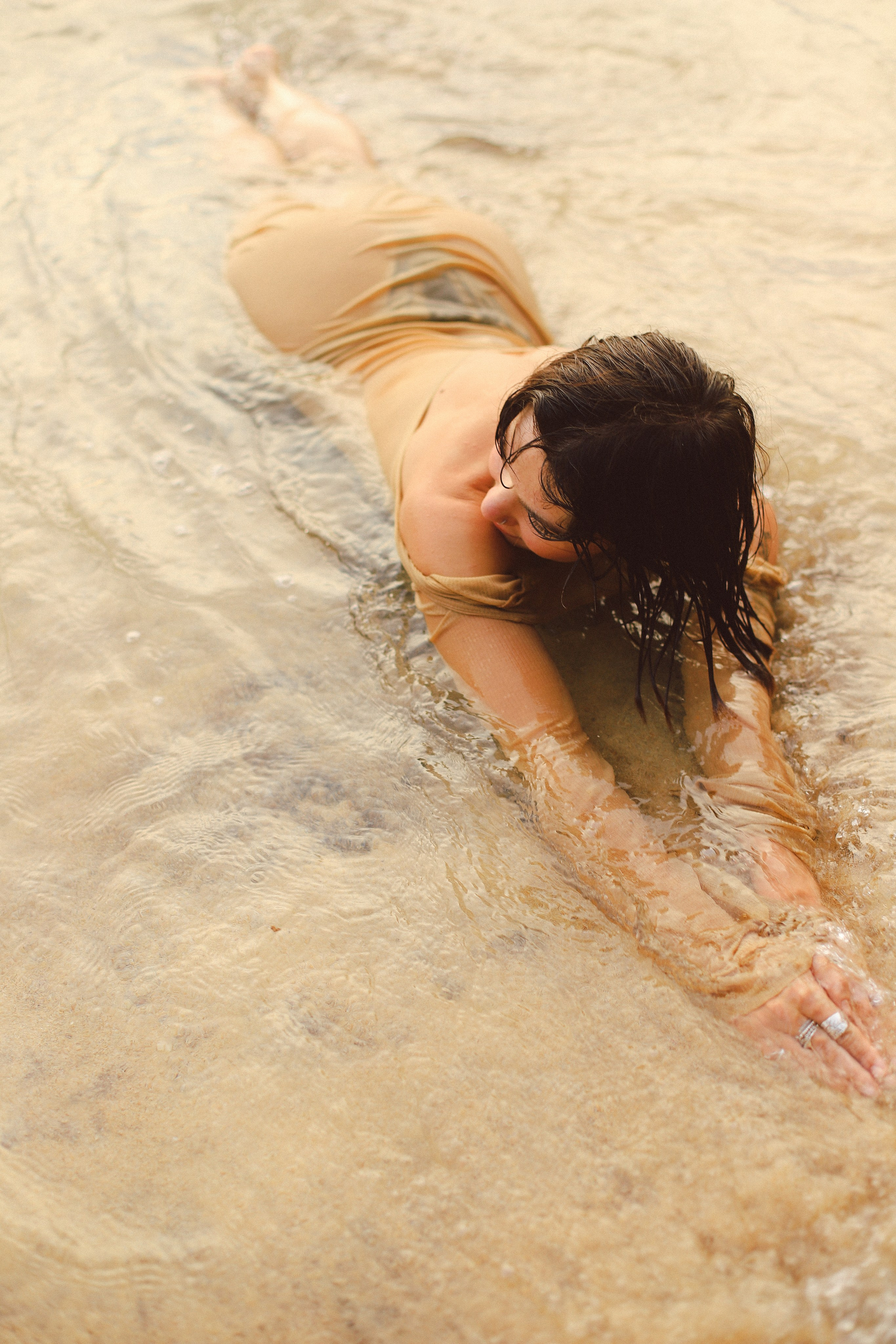 Эстетичные кадры на закате: девушка в прозрачном платье на камнях у отеля Naomi Beach | Нюд-фото. Фотограф на Шри-Ланке