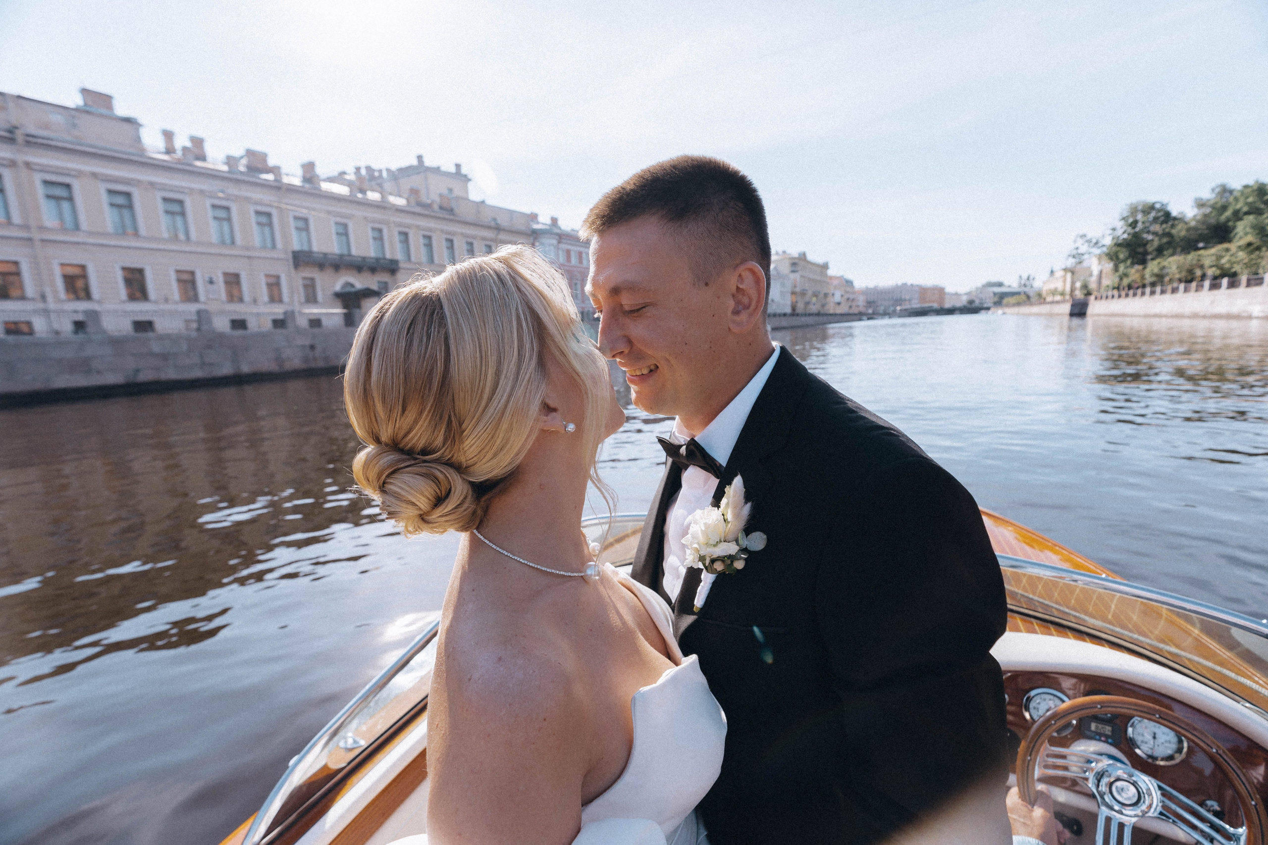 СВАДЕНБНАЯ СЬЕМКА НА КАТЕРЕ ПО КАНАЛАМ САНКТ-ПЕТЕРБУРГА И В АКВАТОРИИ НЕВЫ. Профессиональный фотограф, Санкт-Петербург — Виктория Богомолова
