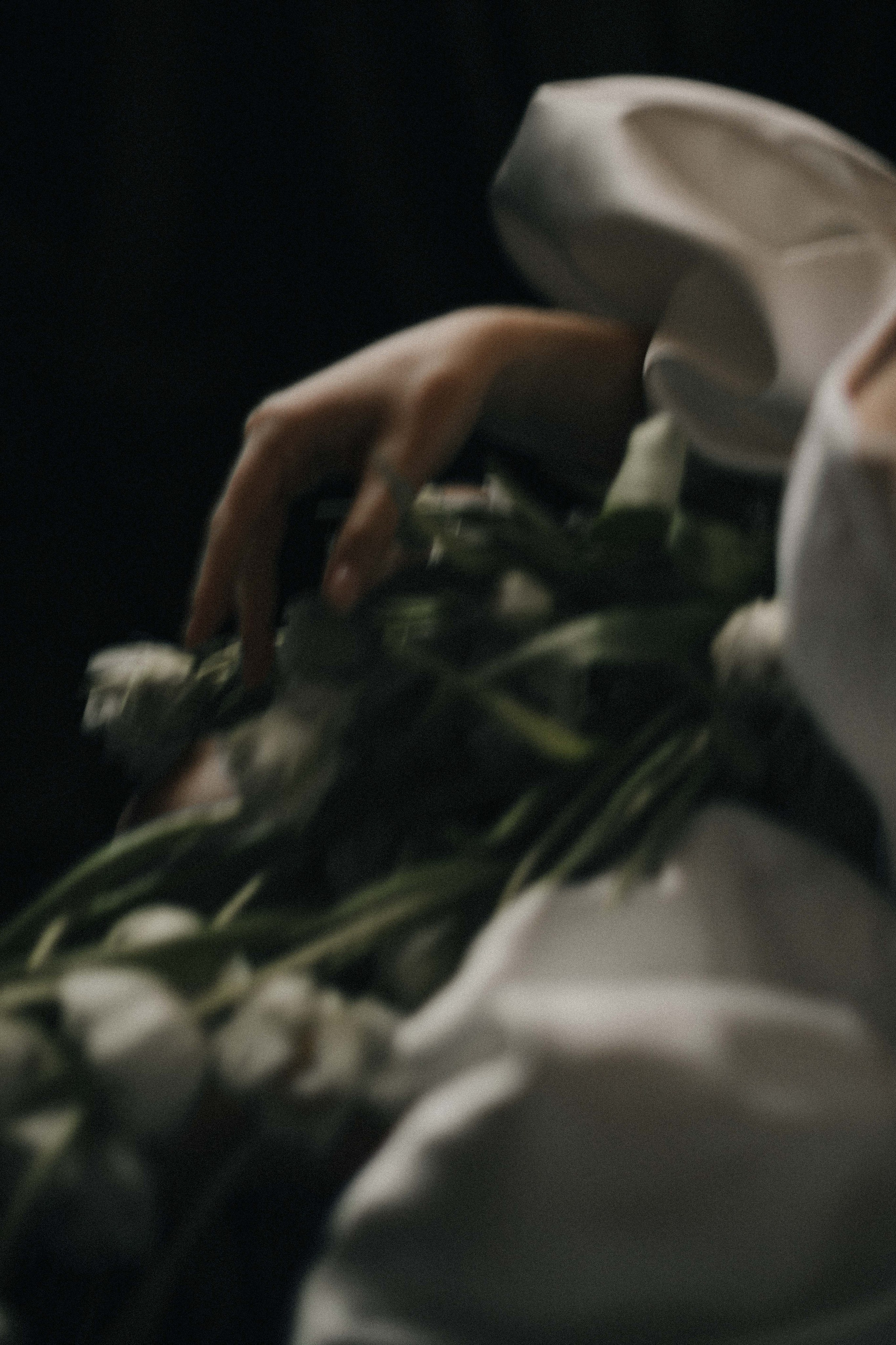 Счастливая пара позирует на свадебной фотосессии на фоне зеленой ткани в театре ,фэшн съемка ,топ 100 — свадебный фотограф Алена Межевова