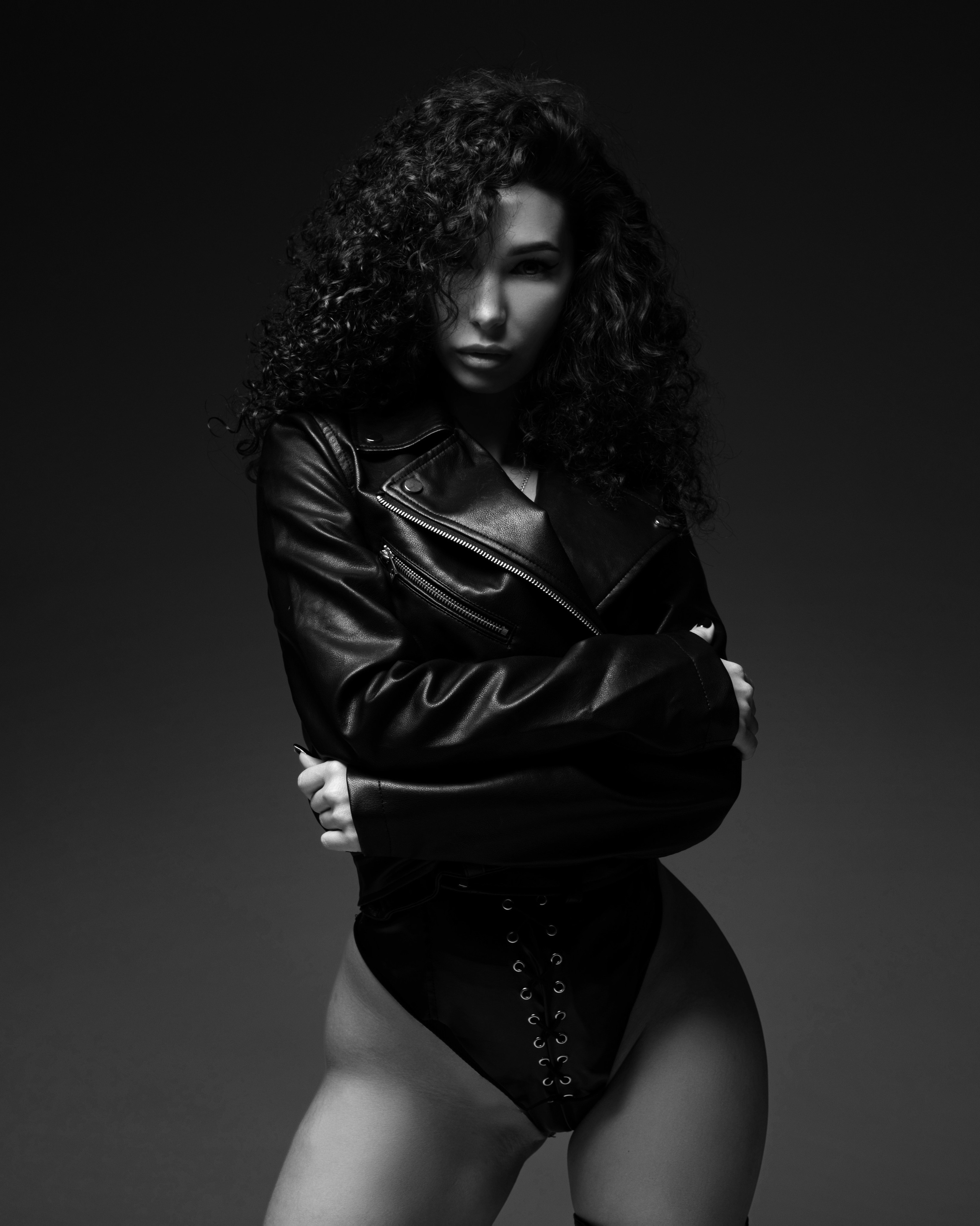 Черно белая фотосессия девушки на циклораме Казань