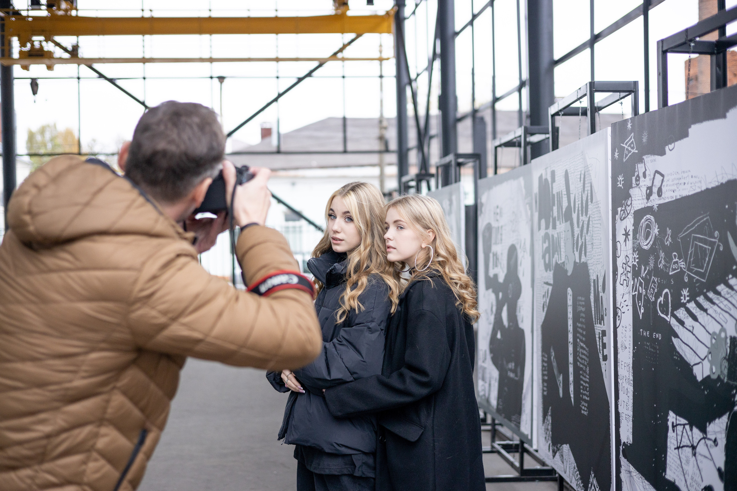 Альбом школьных достижений — коллекция наград, побед и успехов учеников на фоне школьной доски