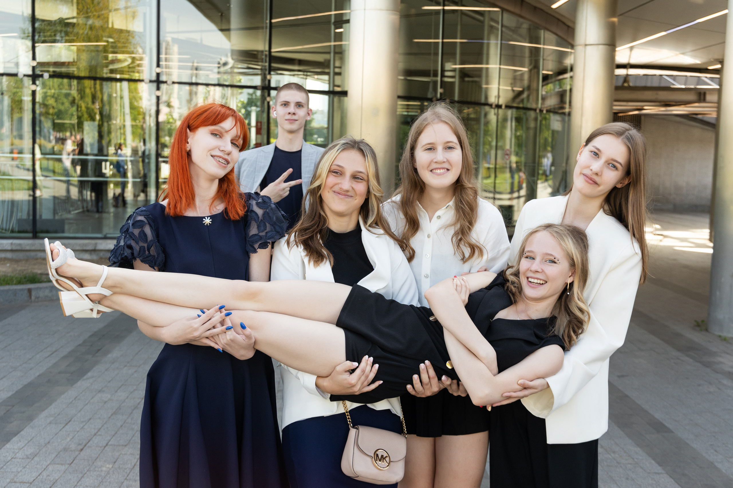 Ученицы фотографируются для выпускного фотоальбома