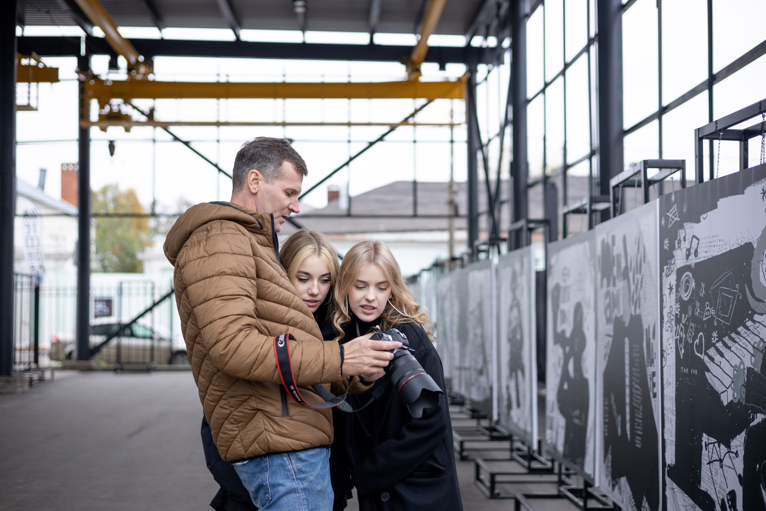Групповой снимок класса — весёлая фотография одноклассников на фоне школы