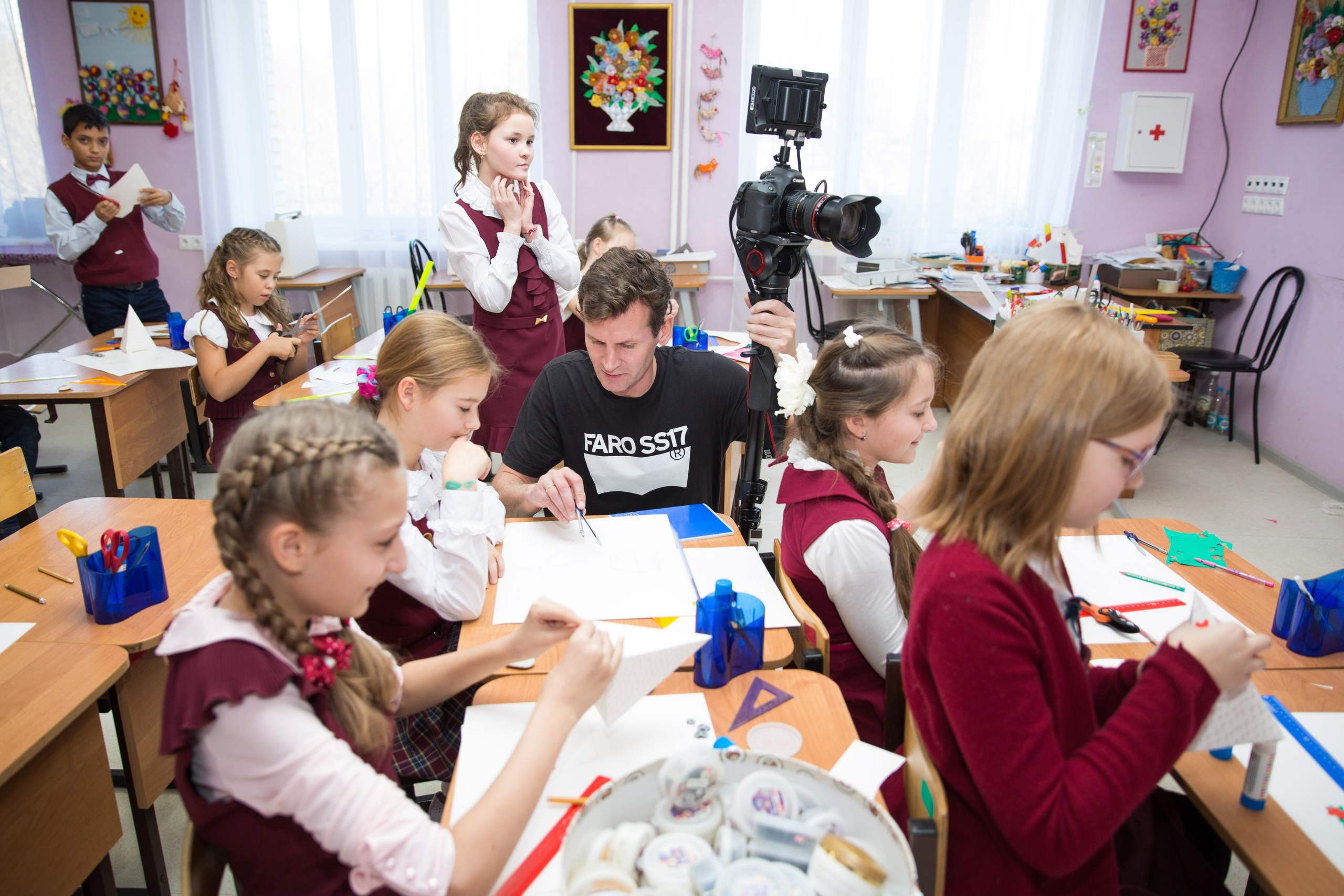 Разворот с учителями — торжественная фотография педагогического состава школы