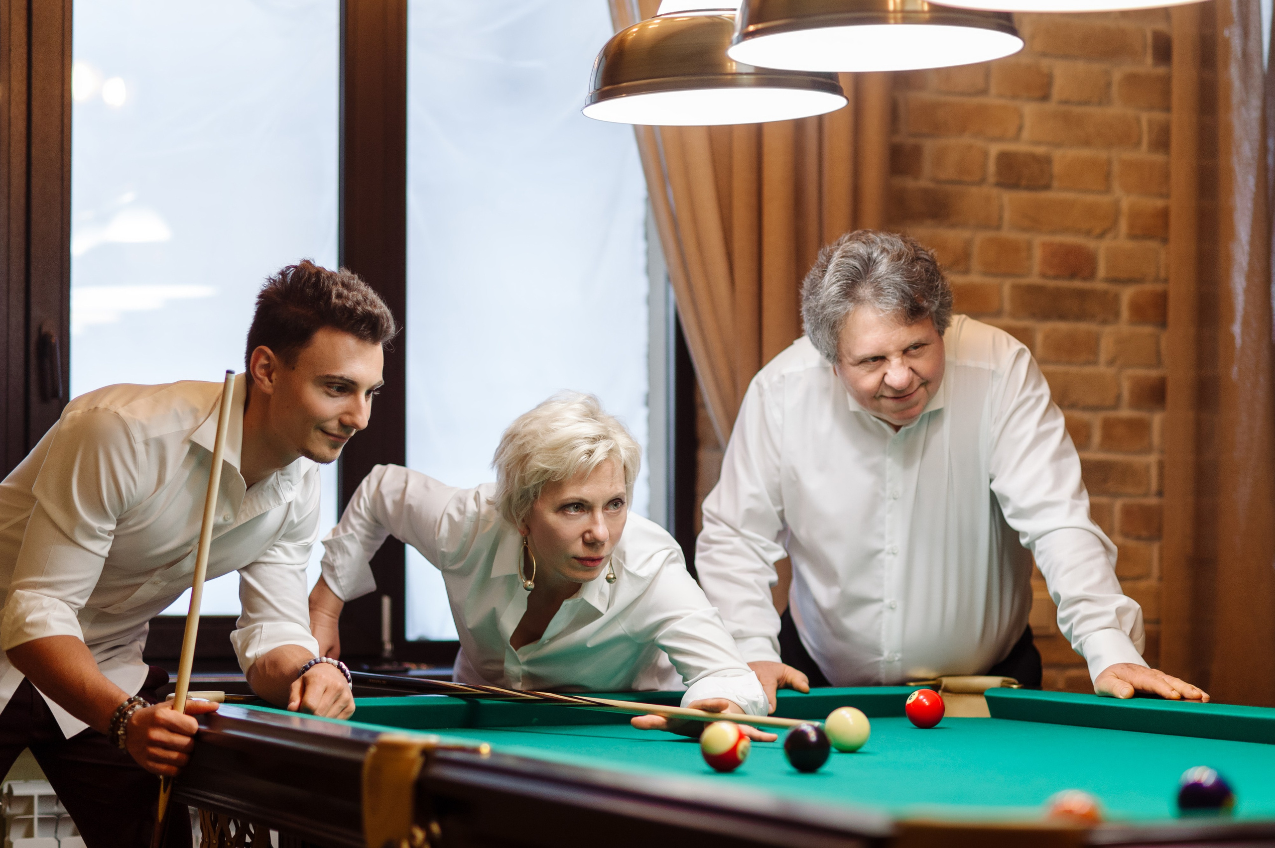 Общие увлечения на семейной фотосессии дома. Семейный фотограф в Москве Елена Снегирева