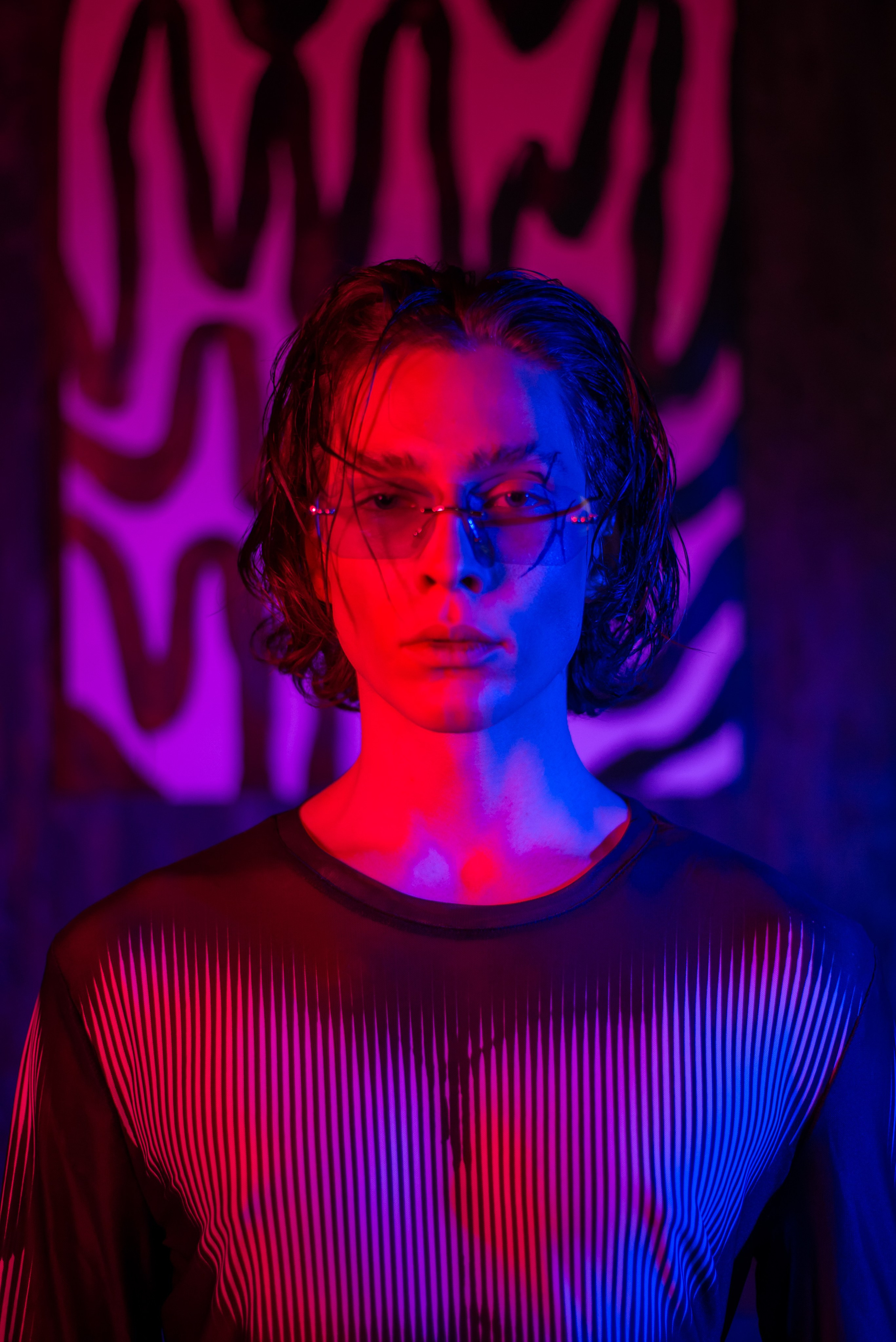 Парень модель в очках и с креативным макияжем