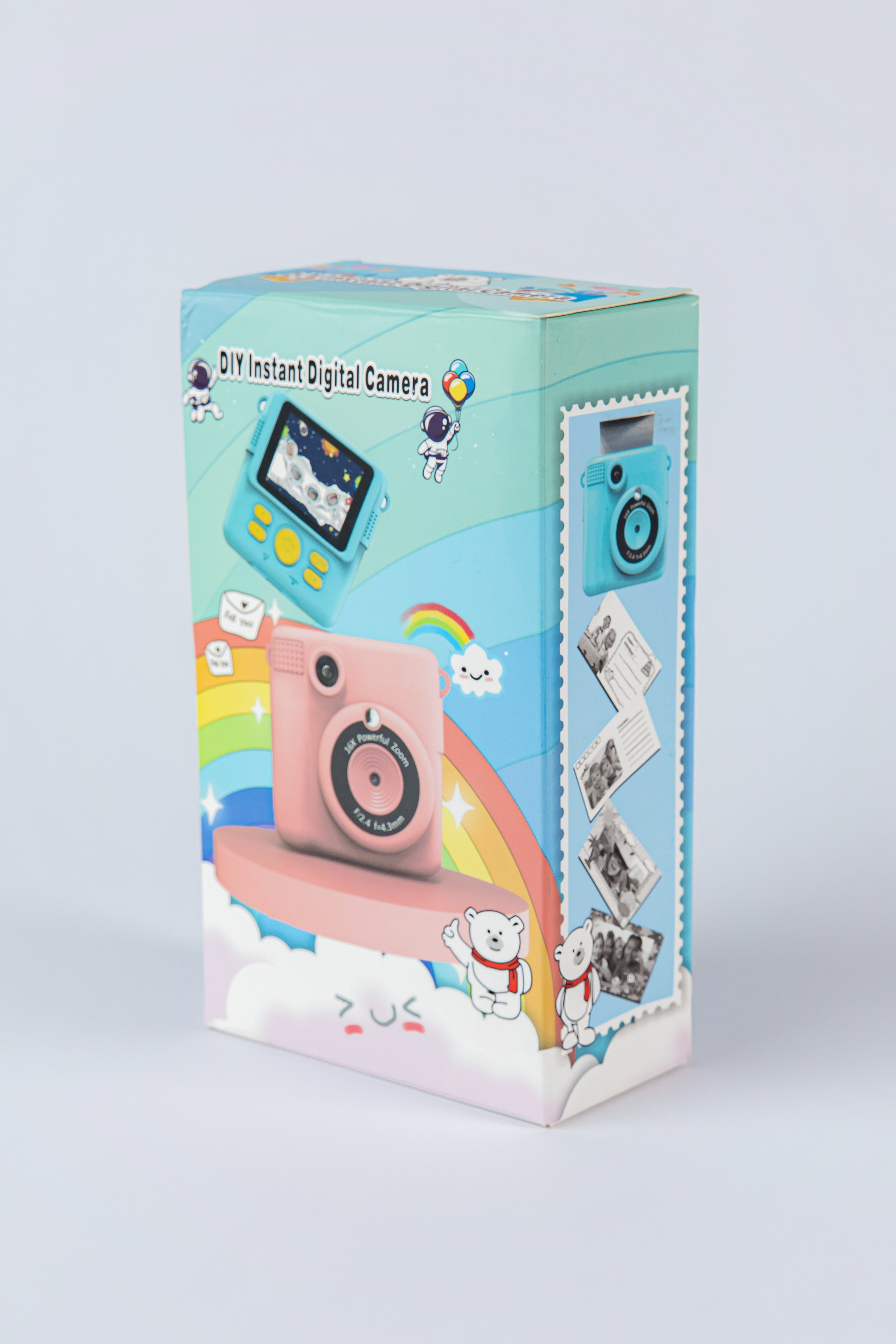 Коробка от фотоаппарата моментальной печати на белом фоне