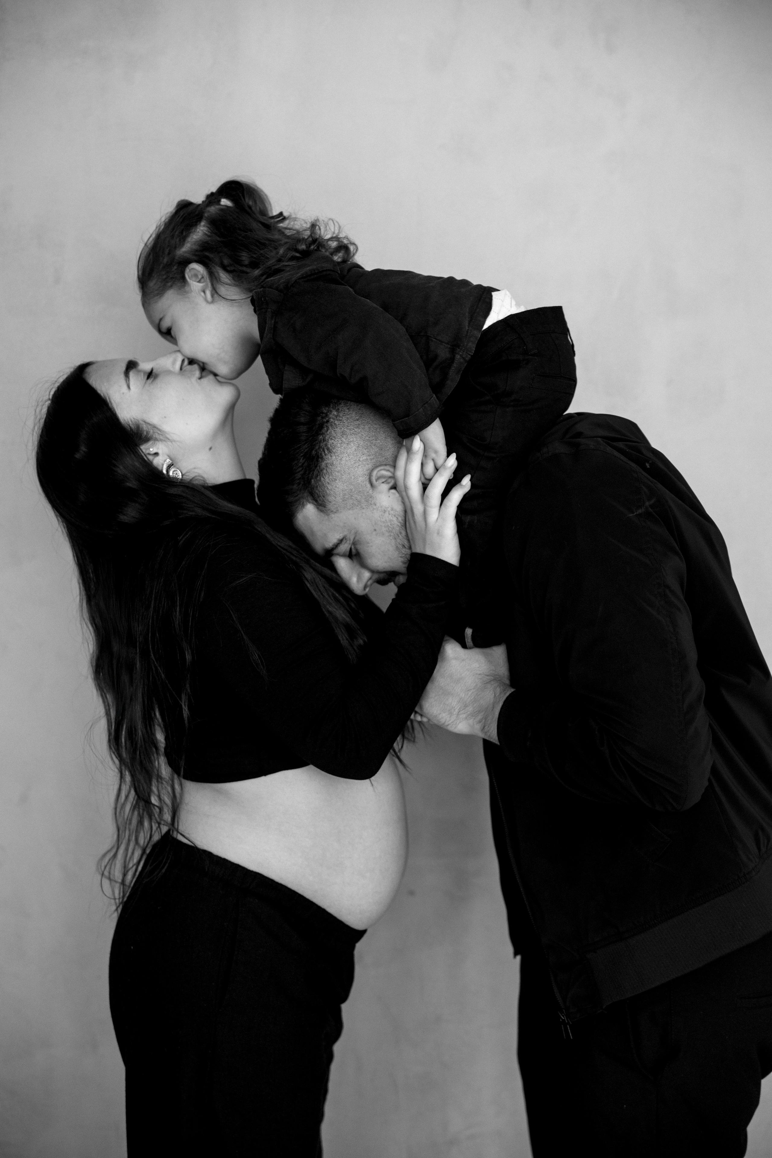 Pregnancy photoshoot inside the Grey Studio. Главная