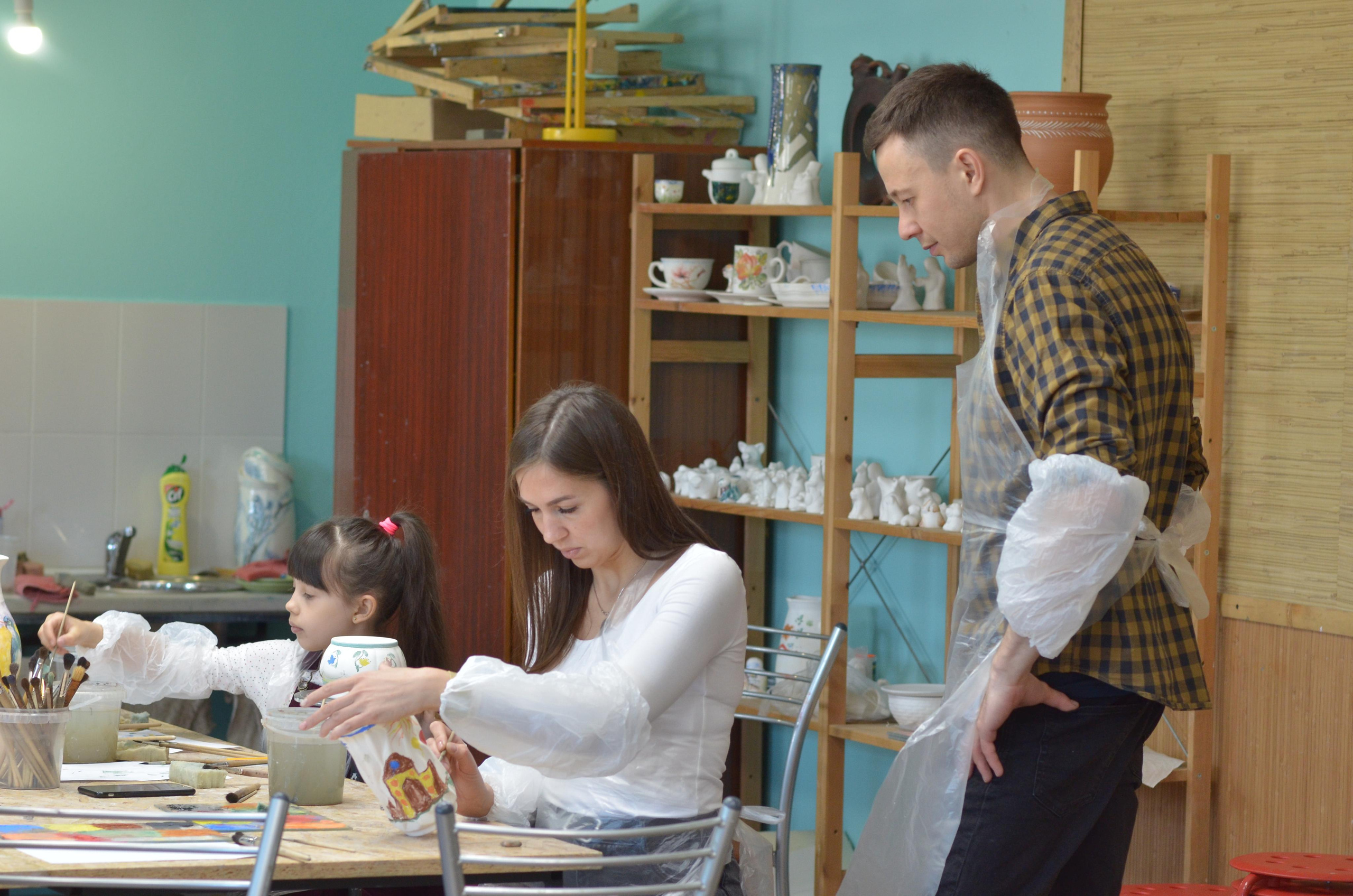 Мир, труд, май, роспись керамики, гости из Питера. Портретная, сюжетная фотография