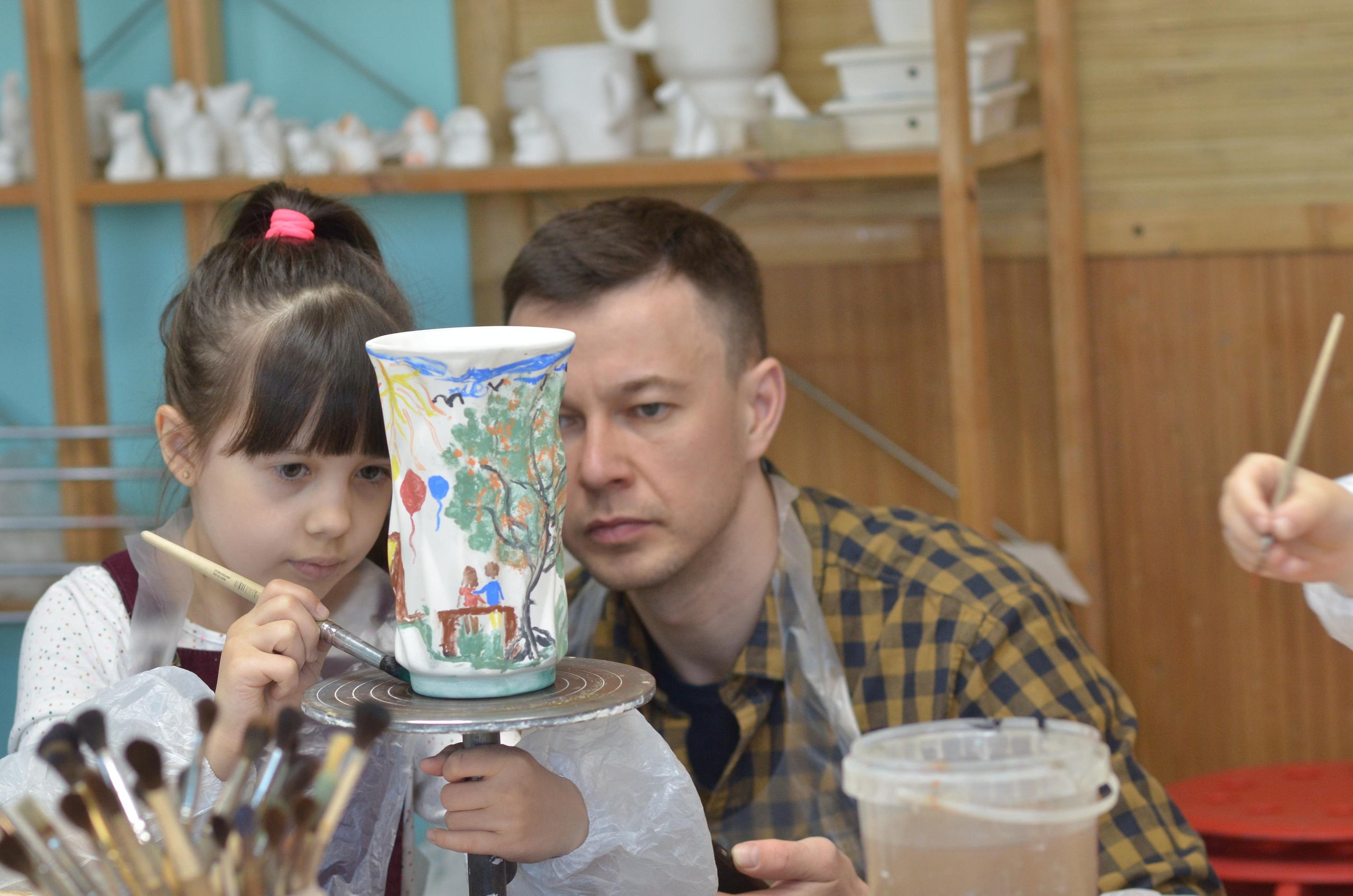 Мир, труд, май, роспись керамики, гости из Питера. Портретная, сюжетная фотография