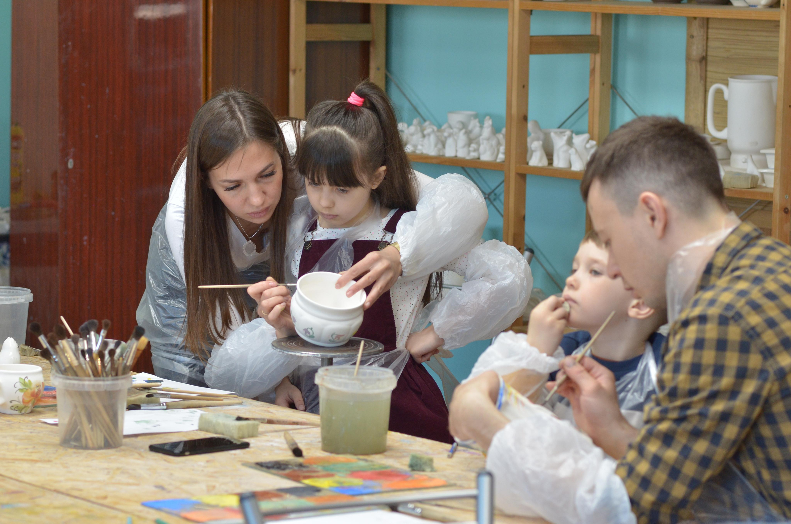 Мир, труд, май, роспись керамики, гости из Питера. Портретная, сюжетная фотография