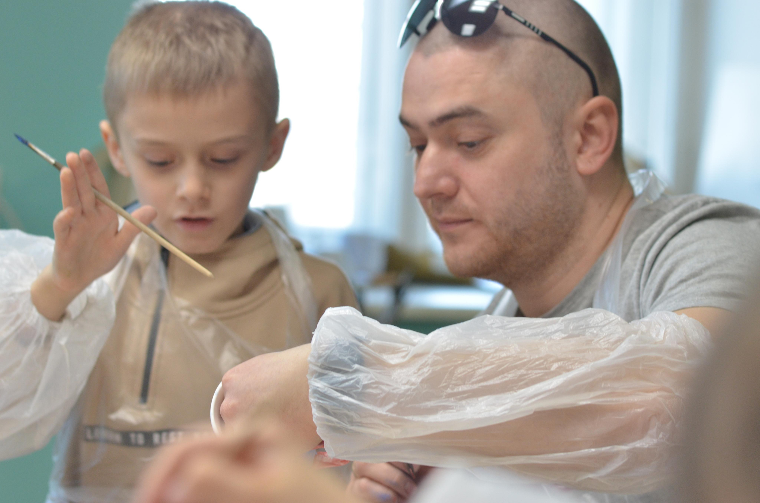 Мир, труд, май, роспись керамики, гости из Питера. Портретная, сюжетная фотография