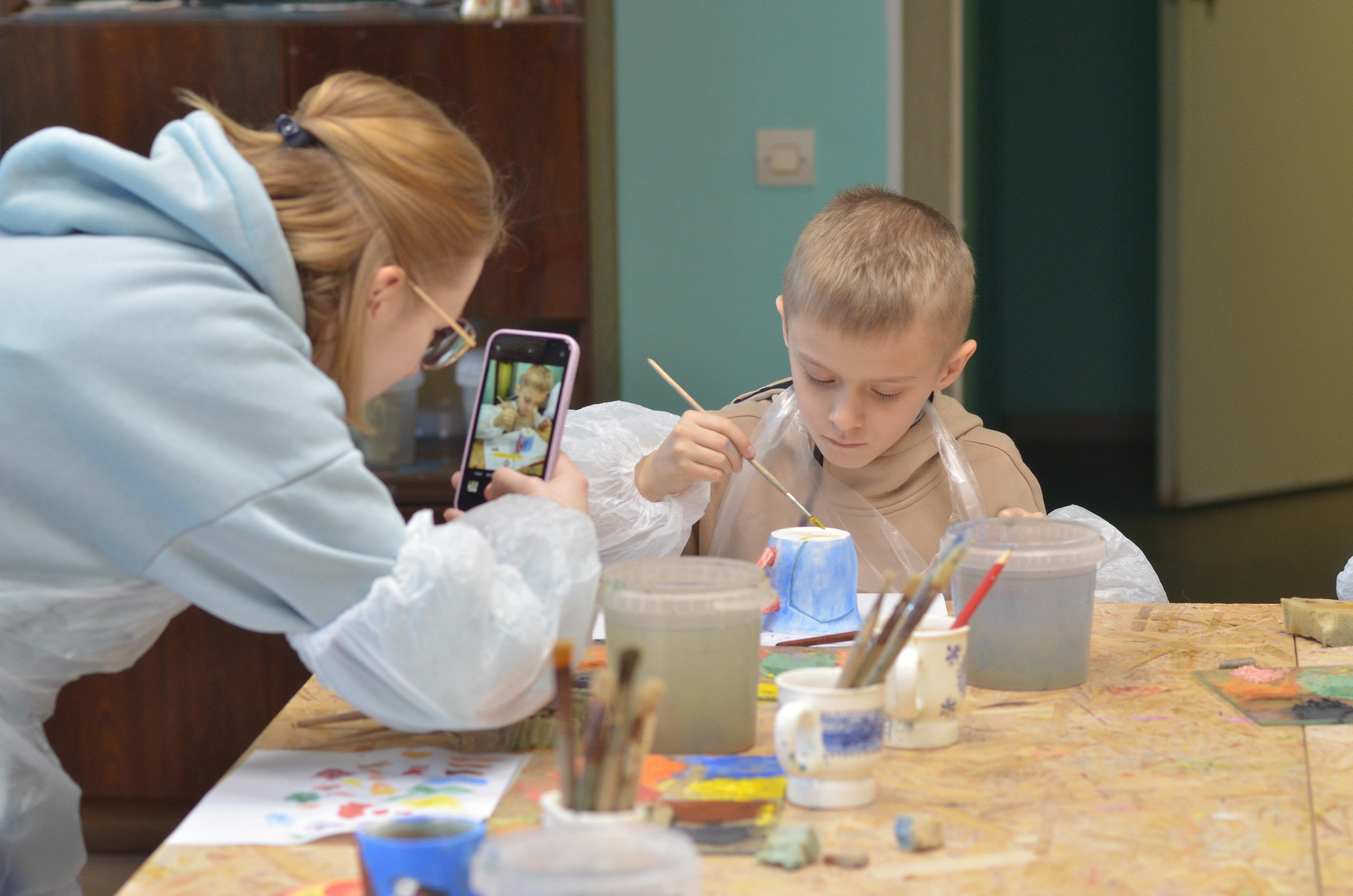 Мир, труд, май, роспись керамики, гости из Питера. Портретная, сюжетная фотография