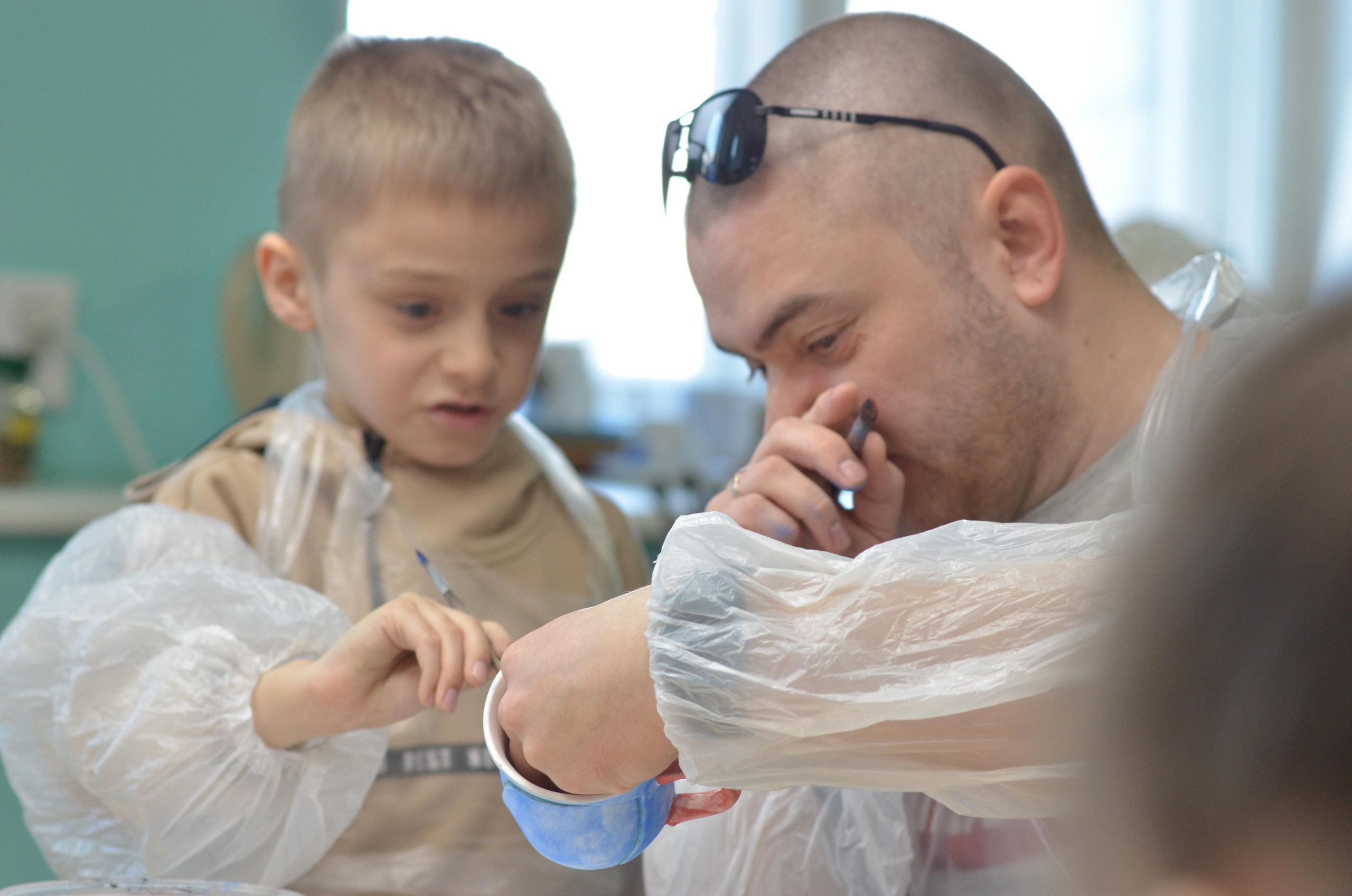 Мир, труд, май, роспись керамики, гости из Питера. Портретная, сюжетная фотография