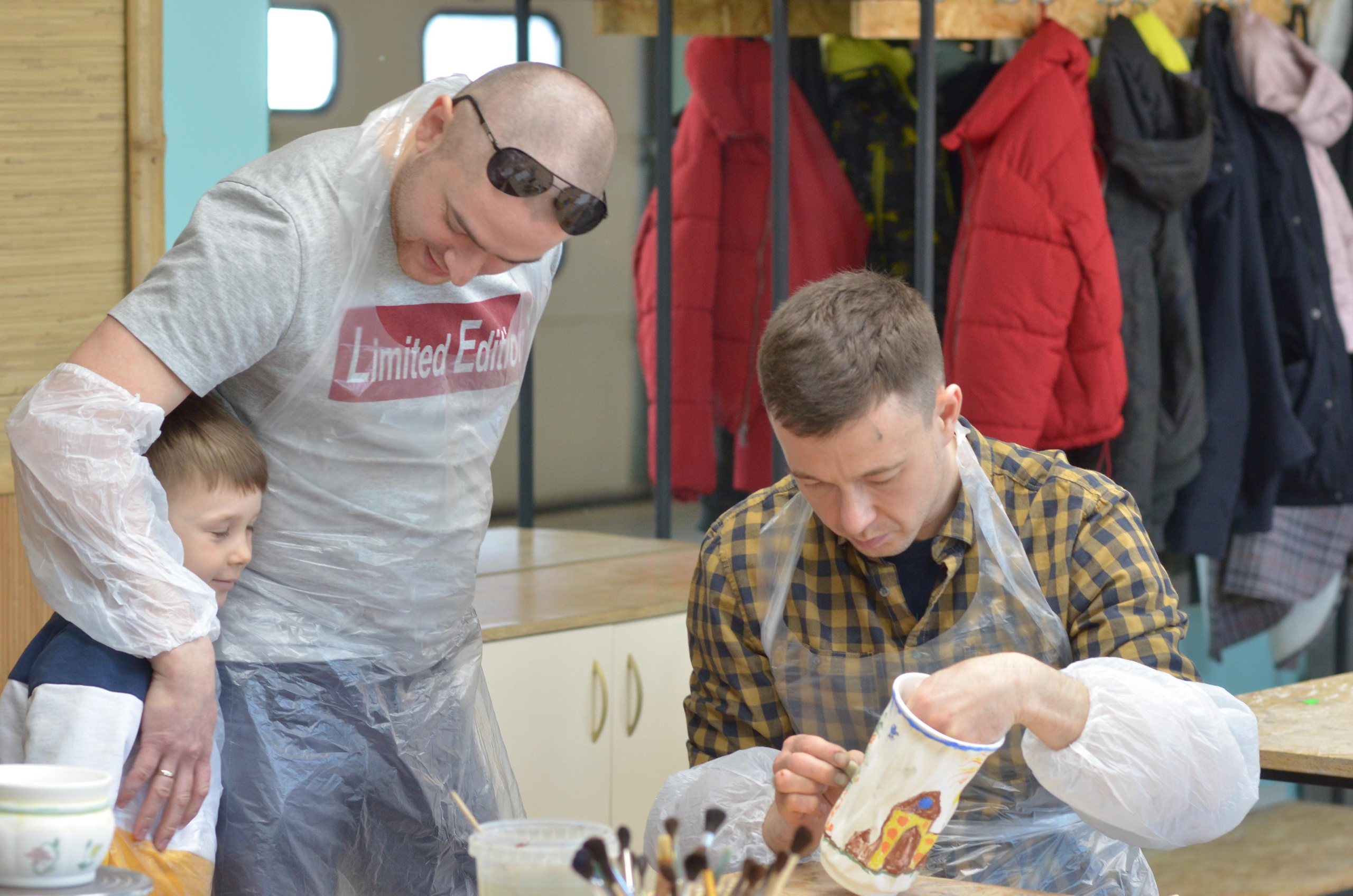 Мир, труд, май, роспись керамики, гости из Питера. Портретная, сюжетная фотография