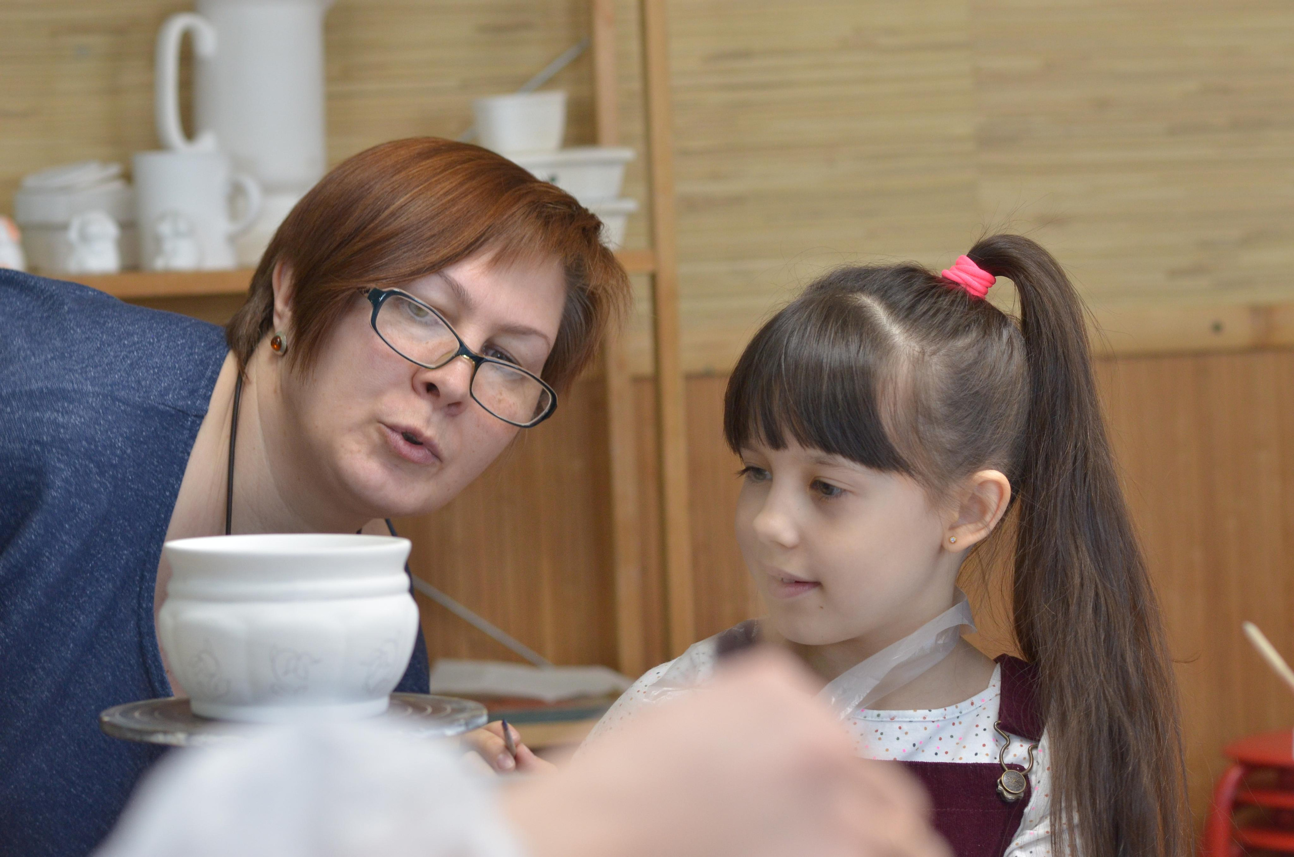 Мир, труд, май, роспись керамики, гости из Питера. Портретная, сюжетная фотография