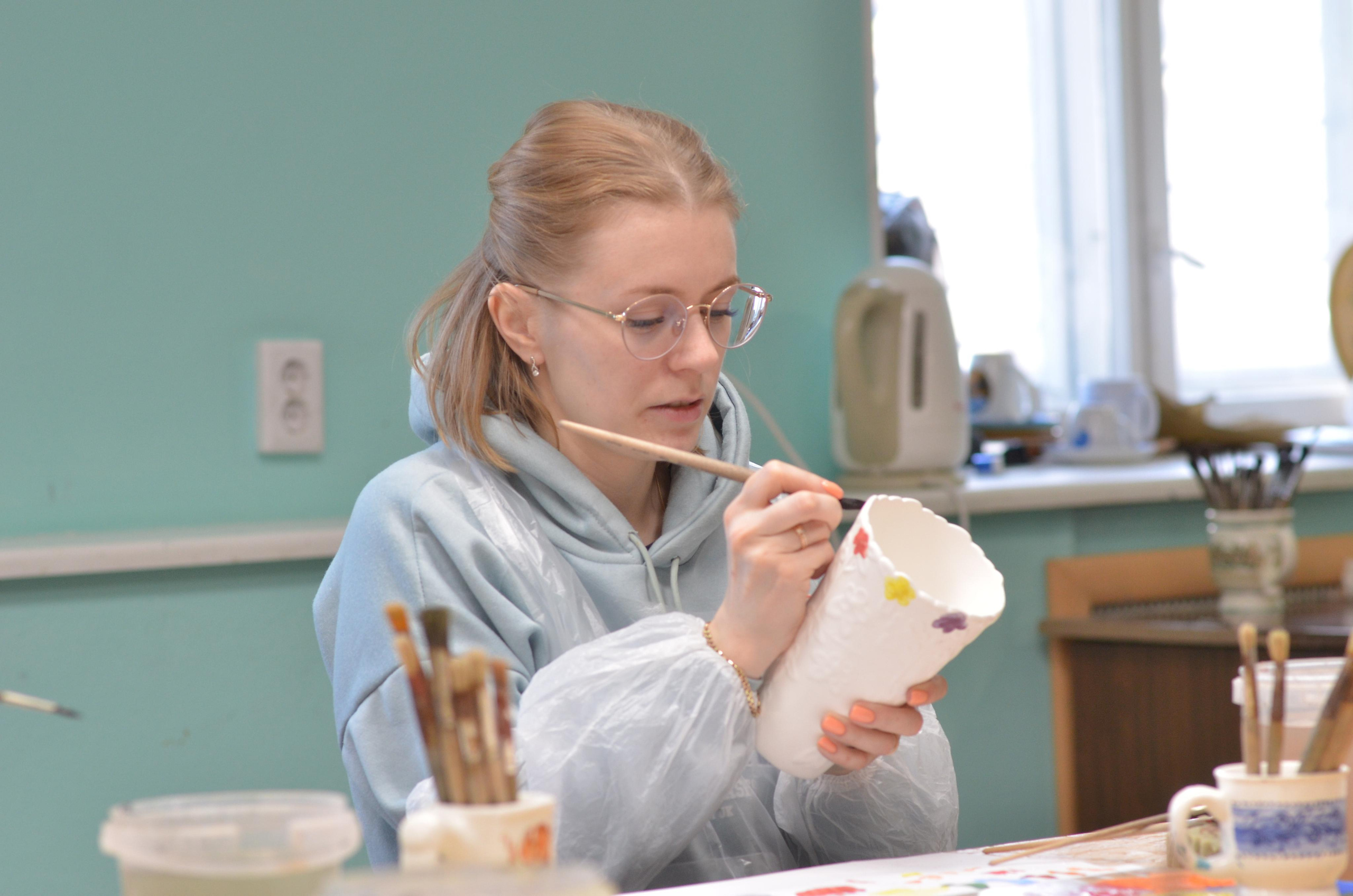 Мир, труд, май, роспись керамики, гости из Питера. Портретная, сюжетная фотография