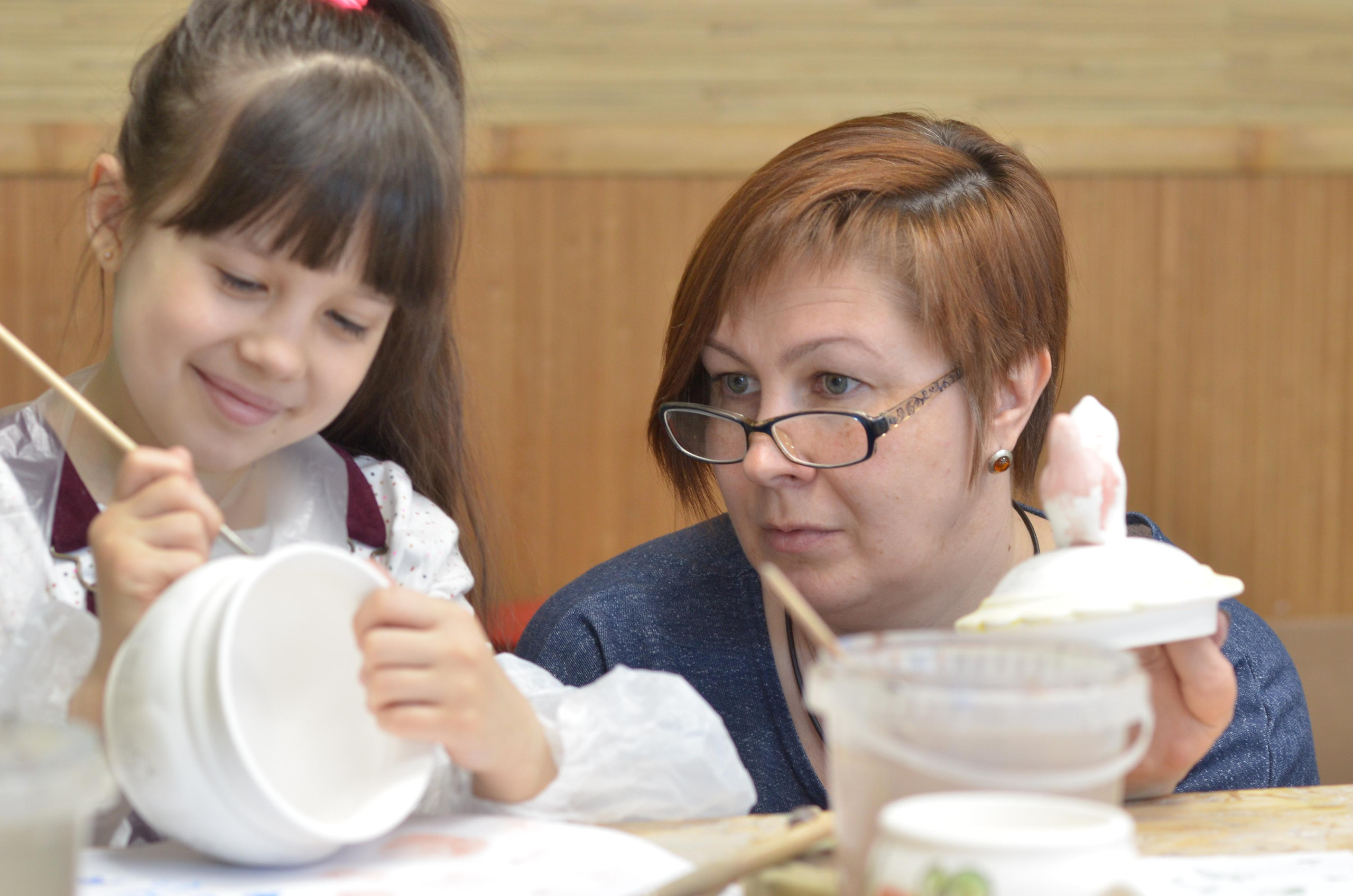 Мир, труд, май, роспись керамики, гости из Питера. Портретная, сюжетная фотография