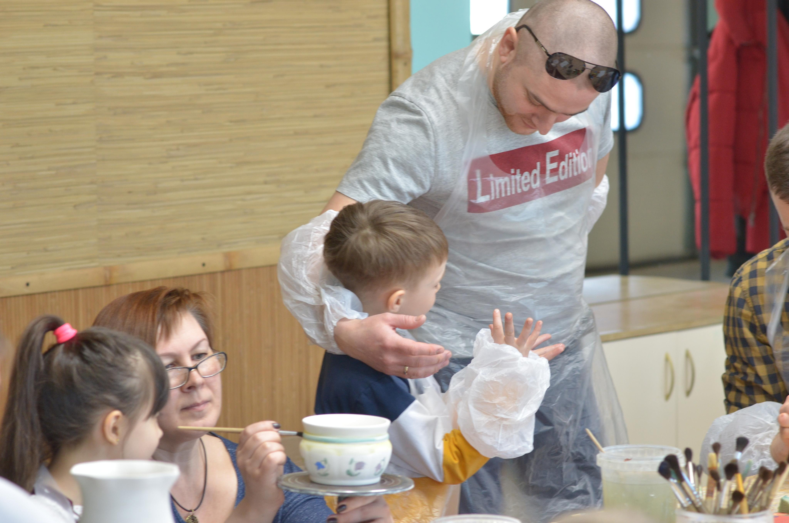 Мир, труд, май, роспись керамики, гости из Питера. Портретная, сюжетная фотография