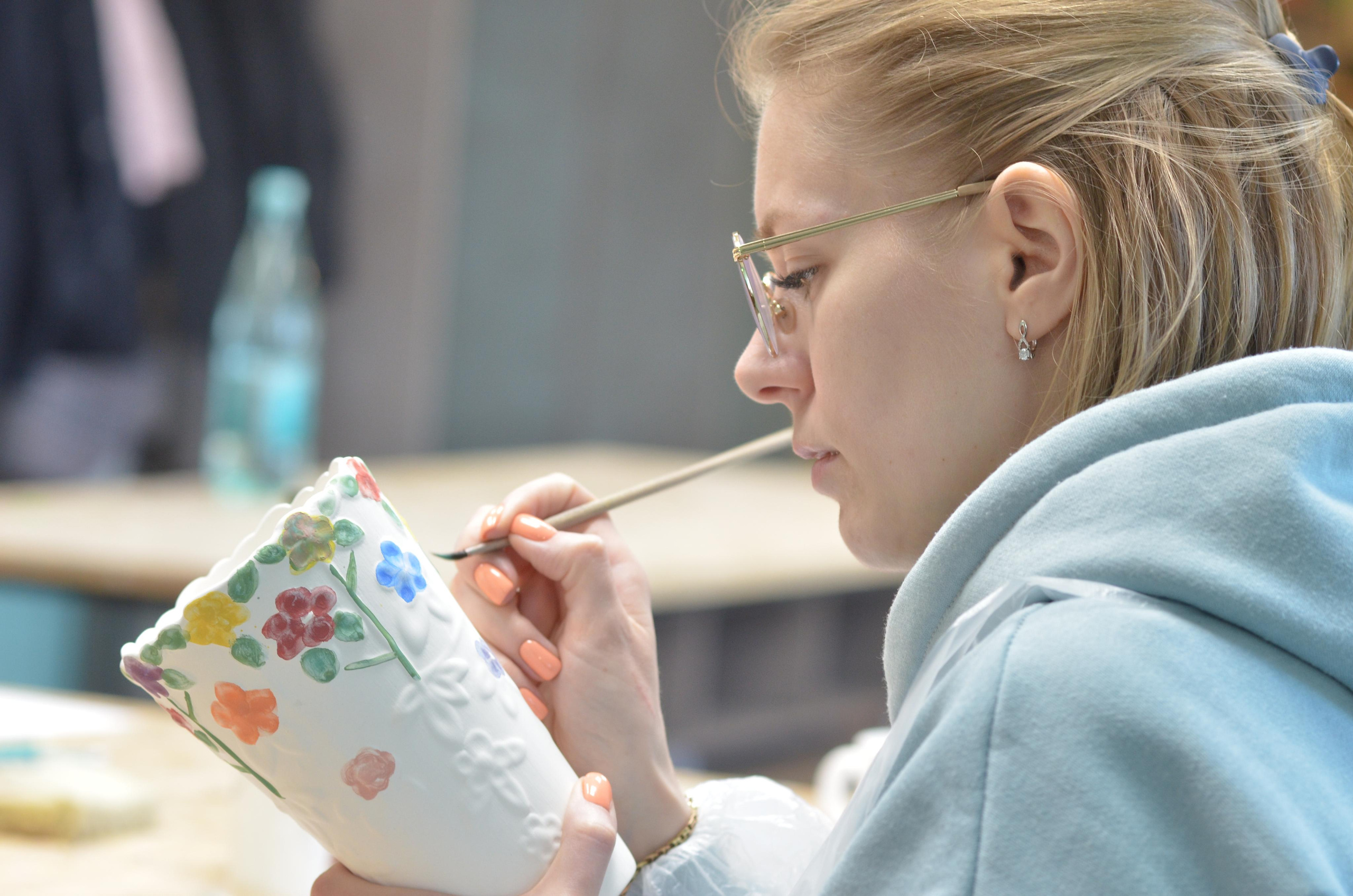 Мир, труд, май, роспись керамики, гости из Питера. Портретная, сюжетная фотография