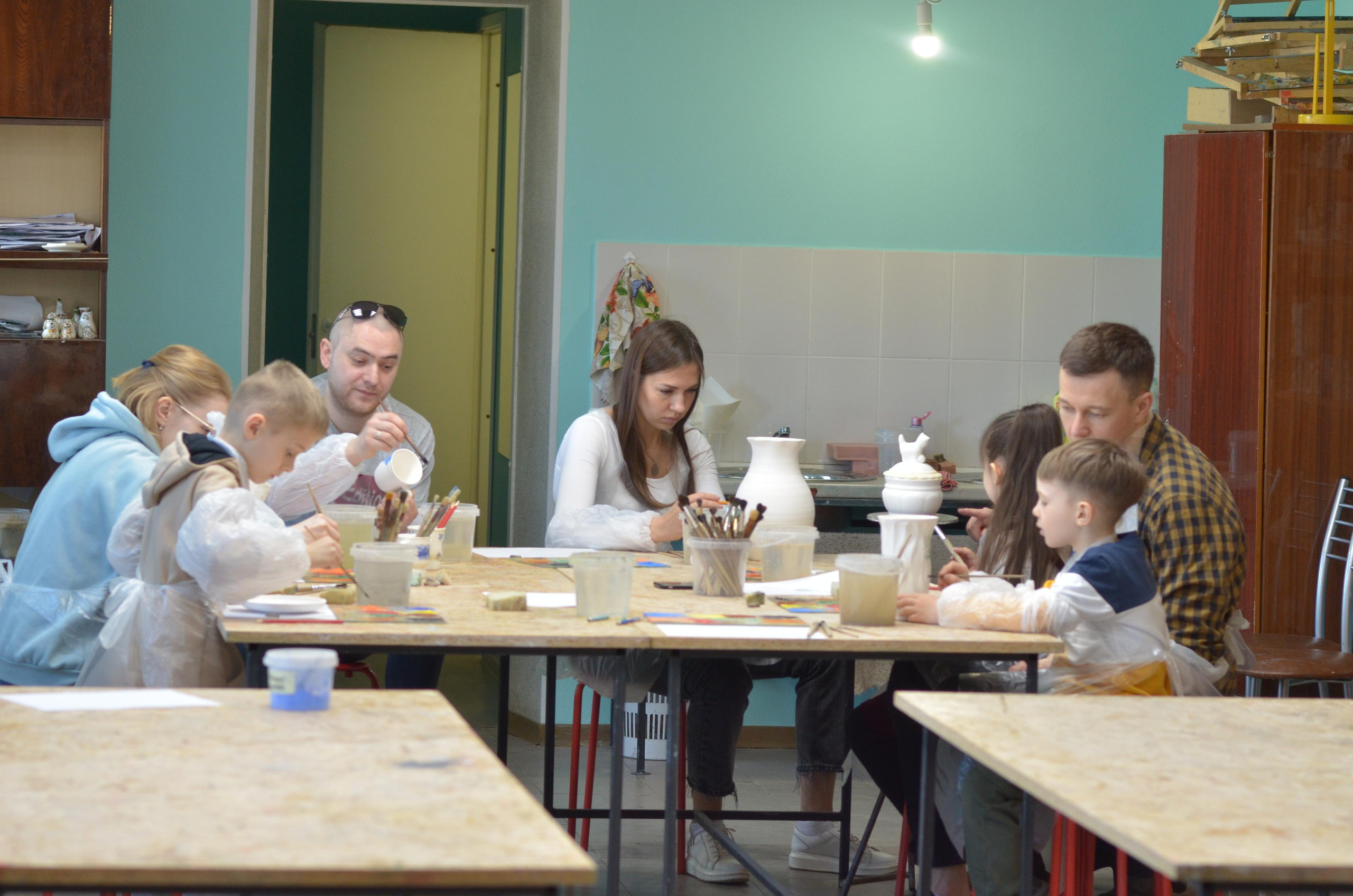 Мир, труд, май, роспись керамики, гости из Питера. Портретная, сюжетная фотография