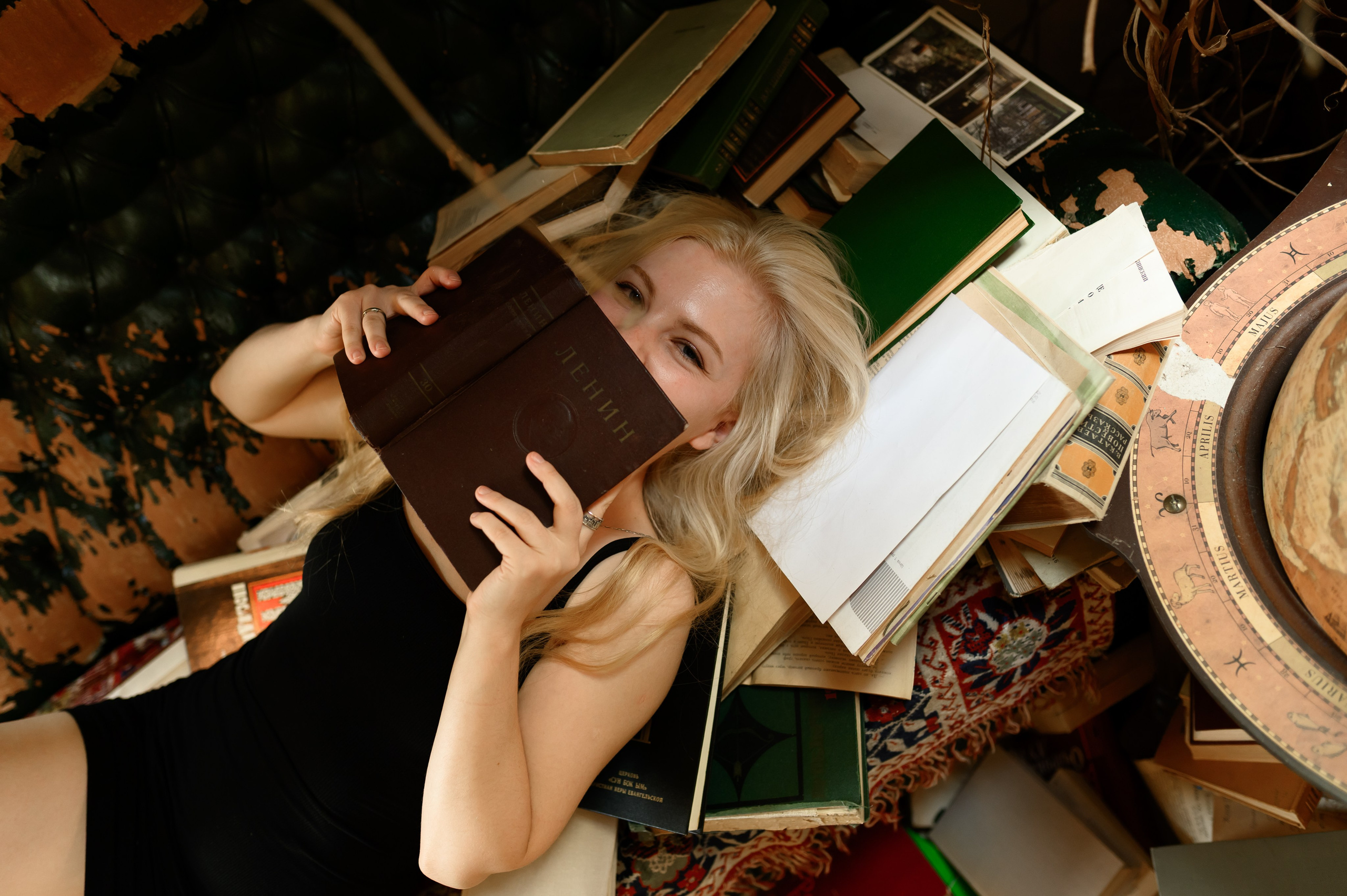 Катя. Заброшенный чердак. Фотограф Марина Росси