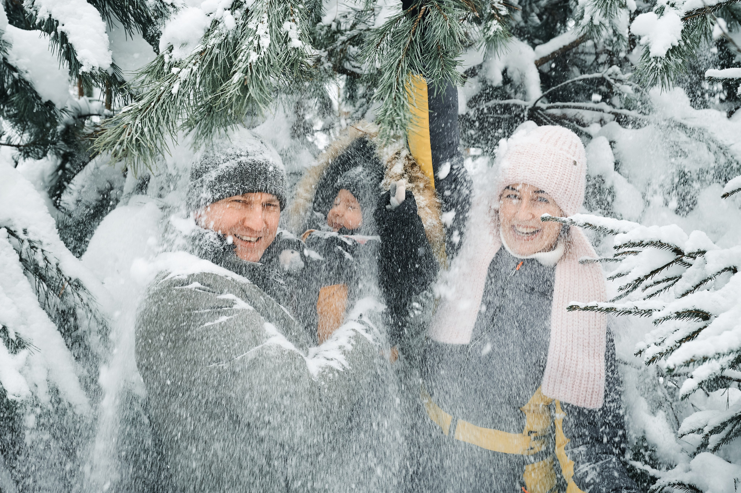 Семья на прогулке в лесу