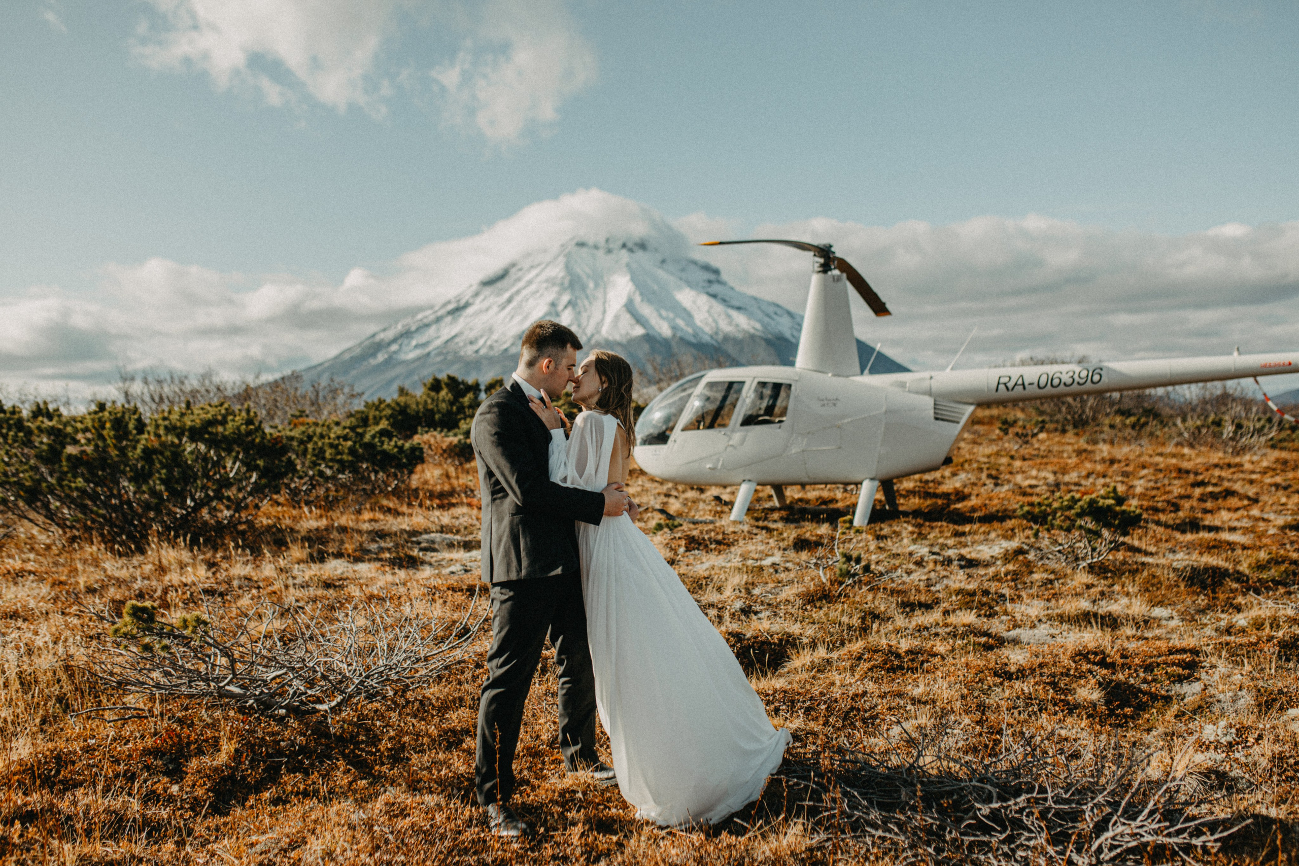 Вертолетный полет Бухта Жировая. Свадебное фото и видео на Камчатке. Туристические маршруты