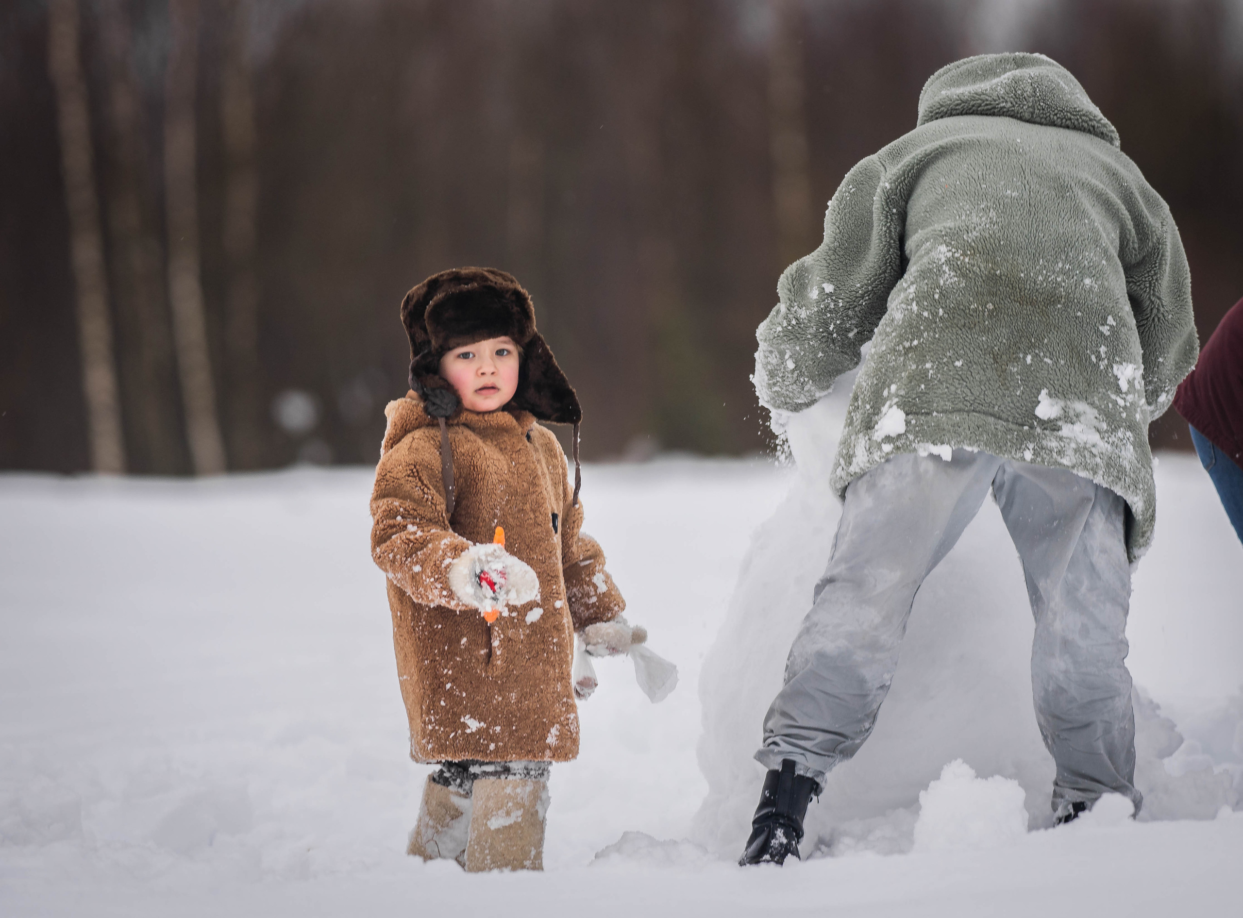 Январь, снеговик, дети. Семейный фотограф Ефремова Виктория