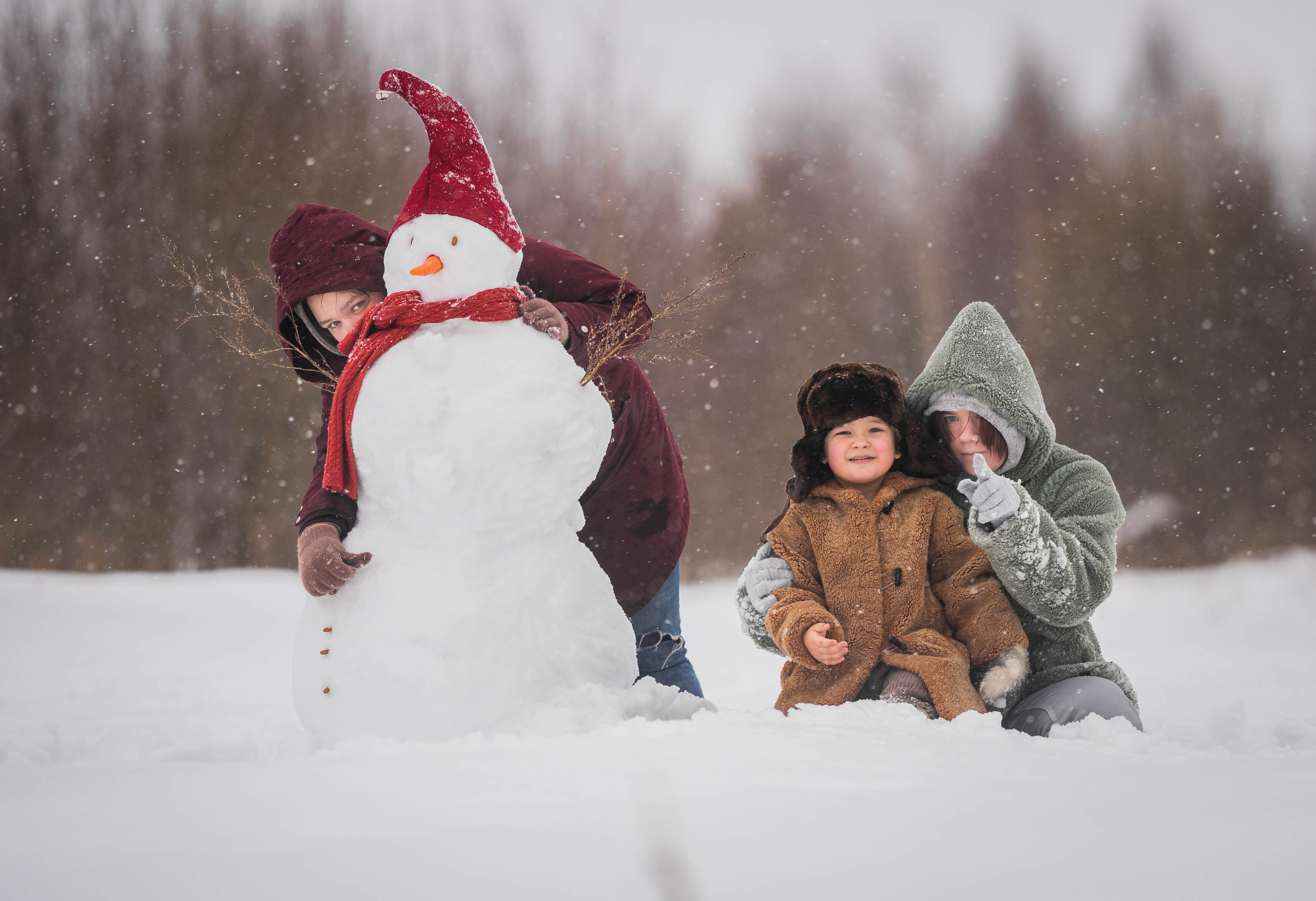 Январь, снеговик, дети. Семейный фотограф Ефремова Виктория