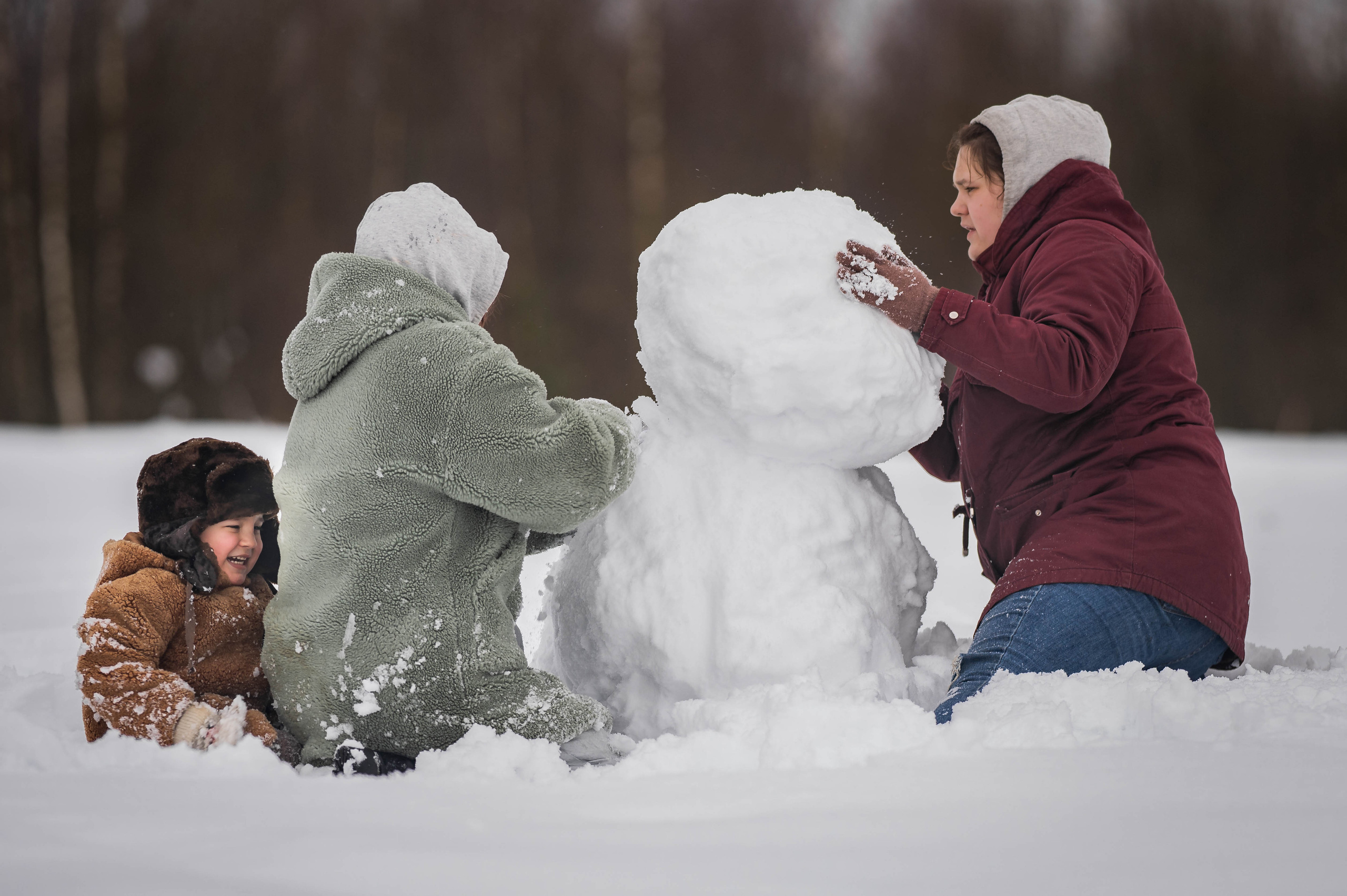 Январь, снеговик, дети. Семейный фотограф Ефремова Виктория