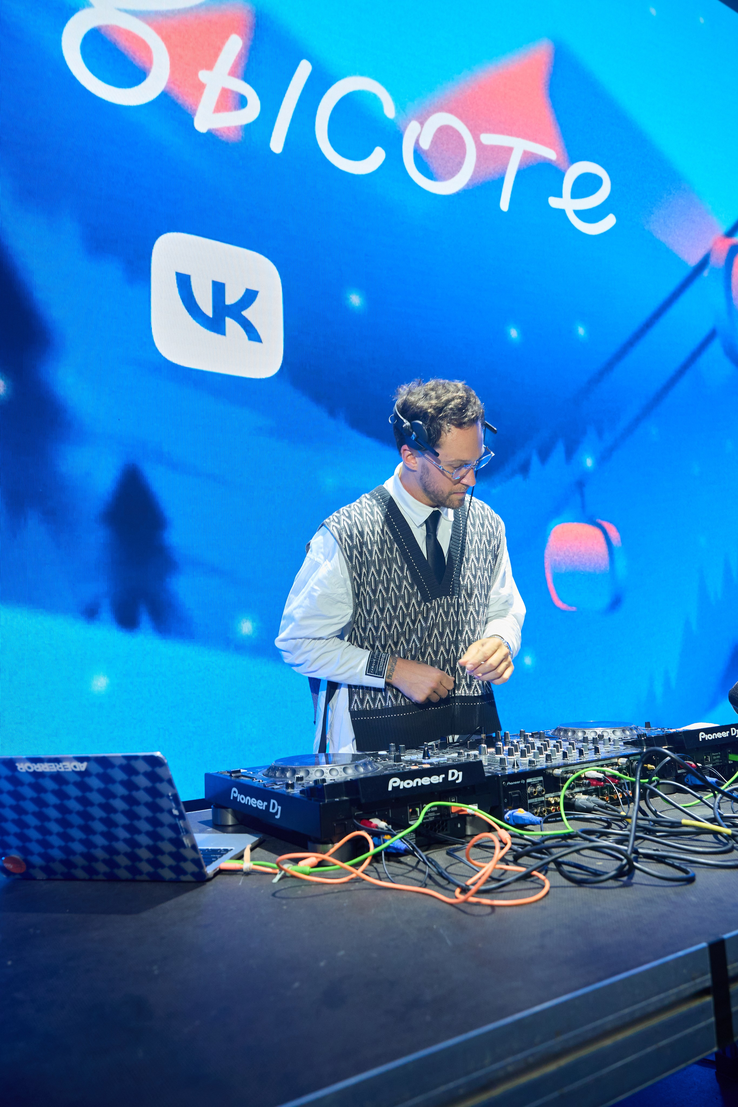 VK «На высоте» х Гарик Харламов. Svyatoslav Lebedev | Advertising photographer — Commercial shooting, Art direction, AI integration