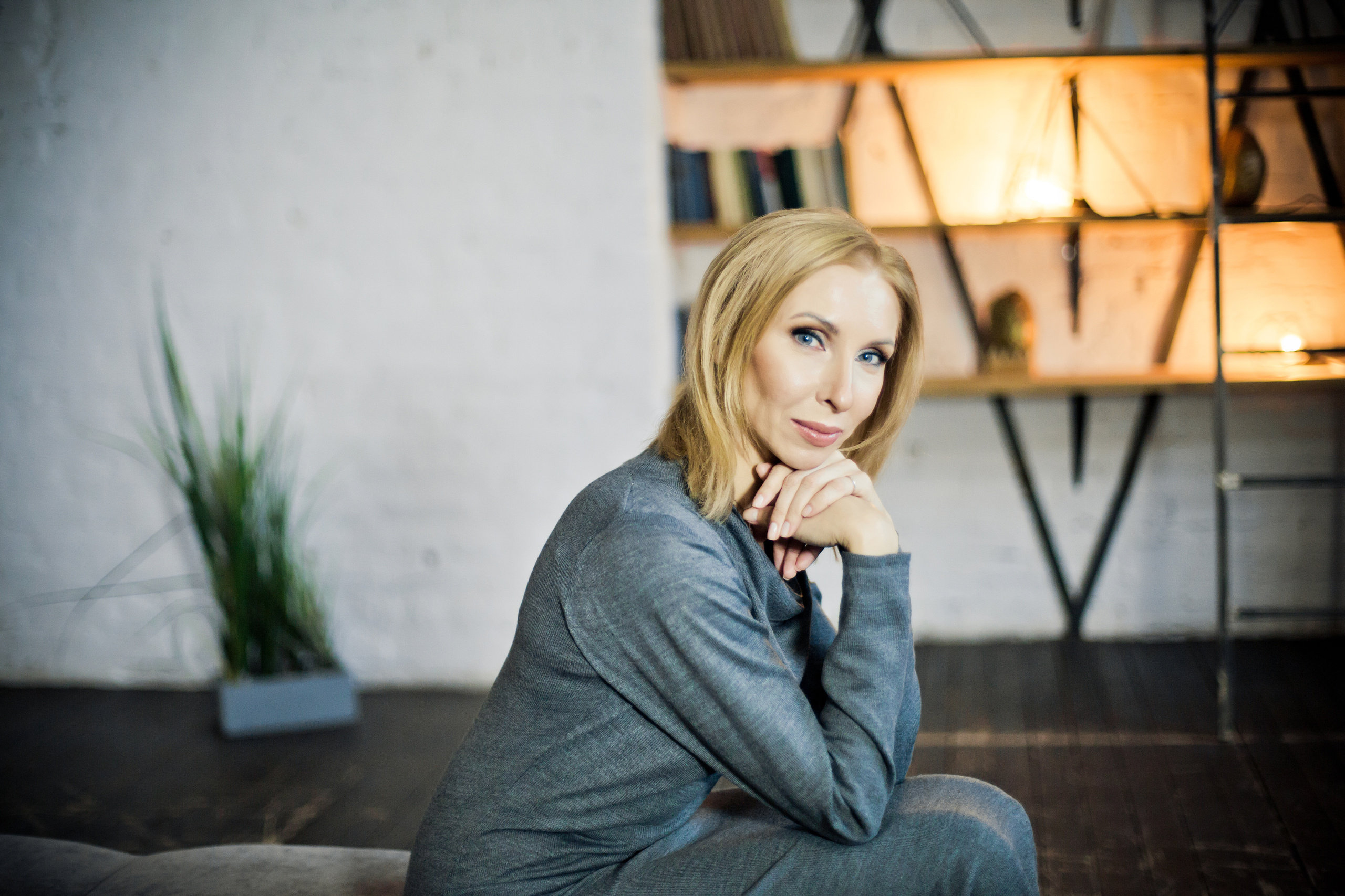 женский студийный портрет в сером платье