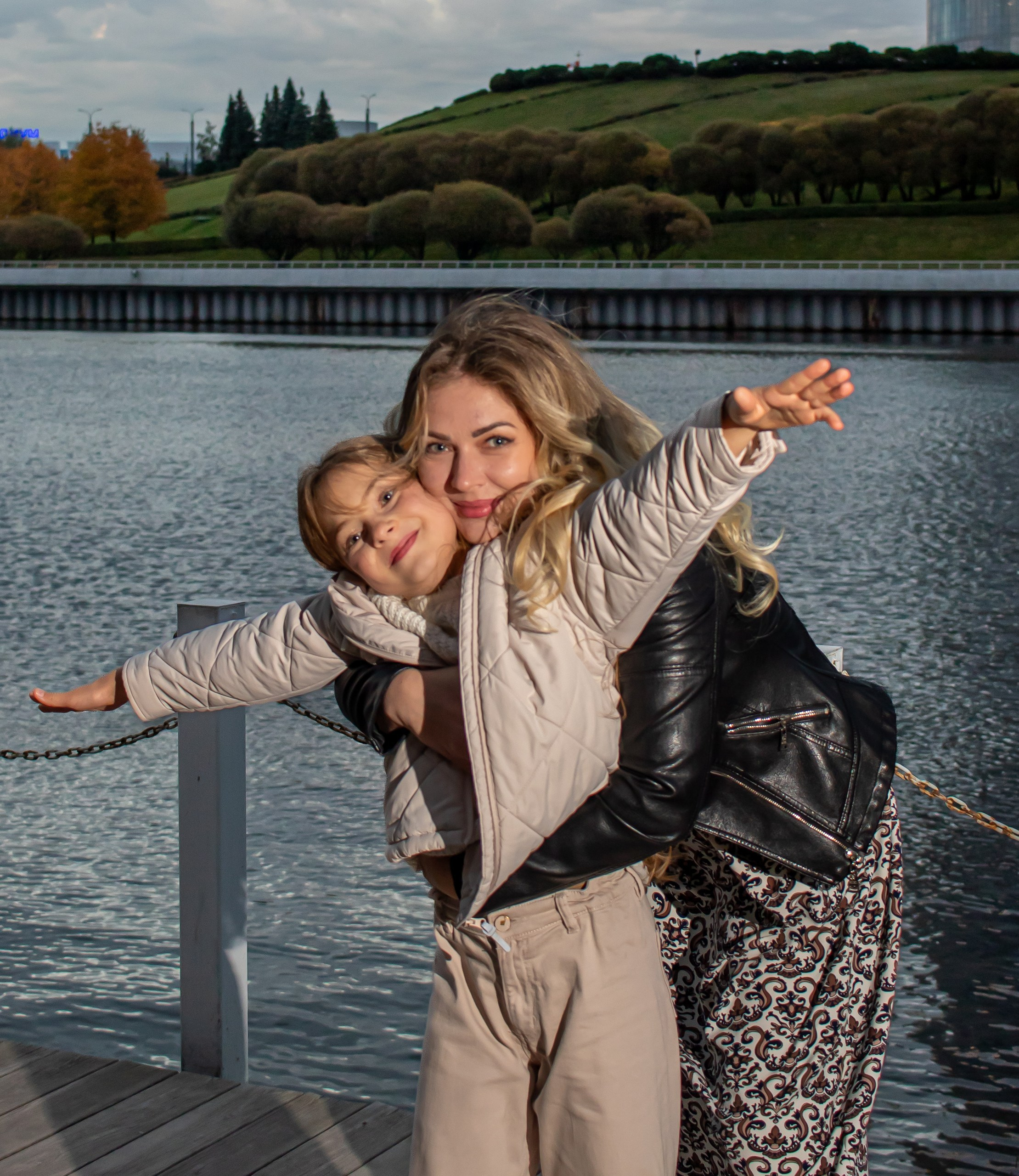 Девочка с мамой на пирсе, вечерний свет — фотограф Карасёва Елена