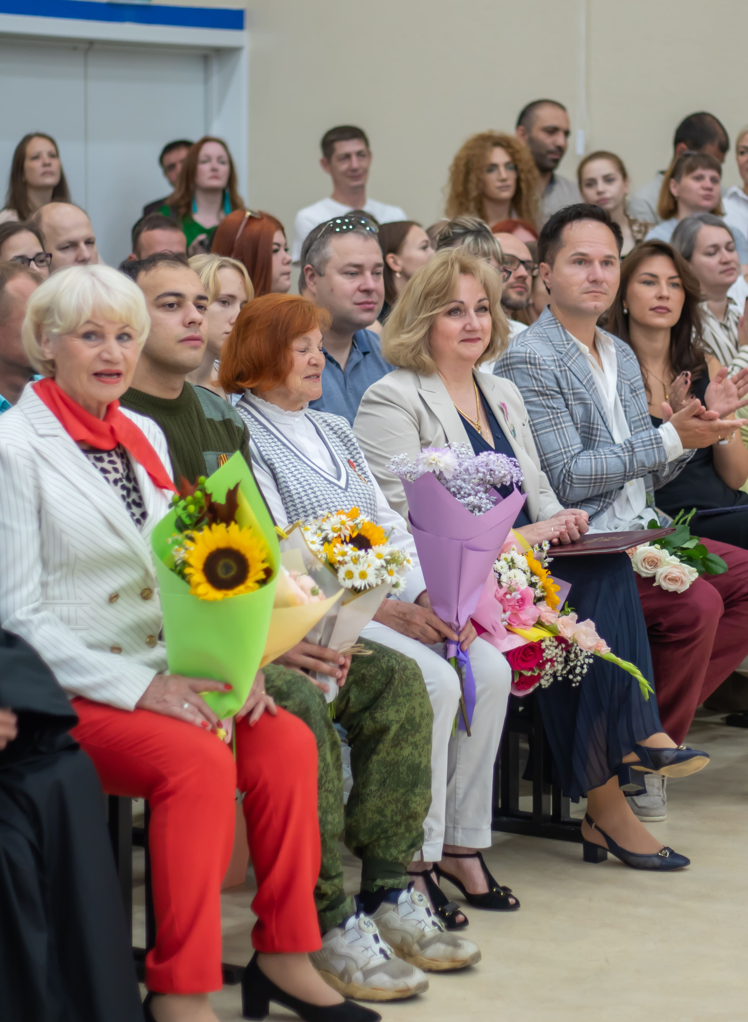 Родители наблюдают за торжественной школьной линейкой