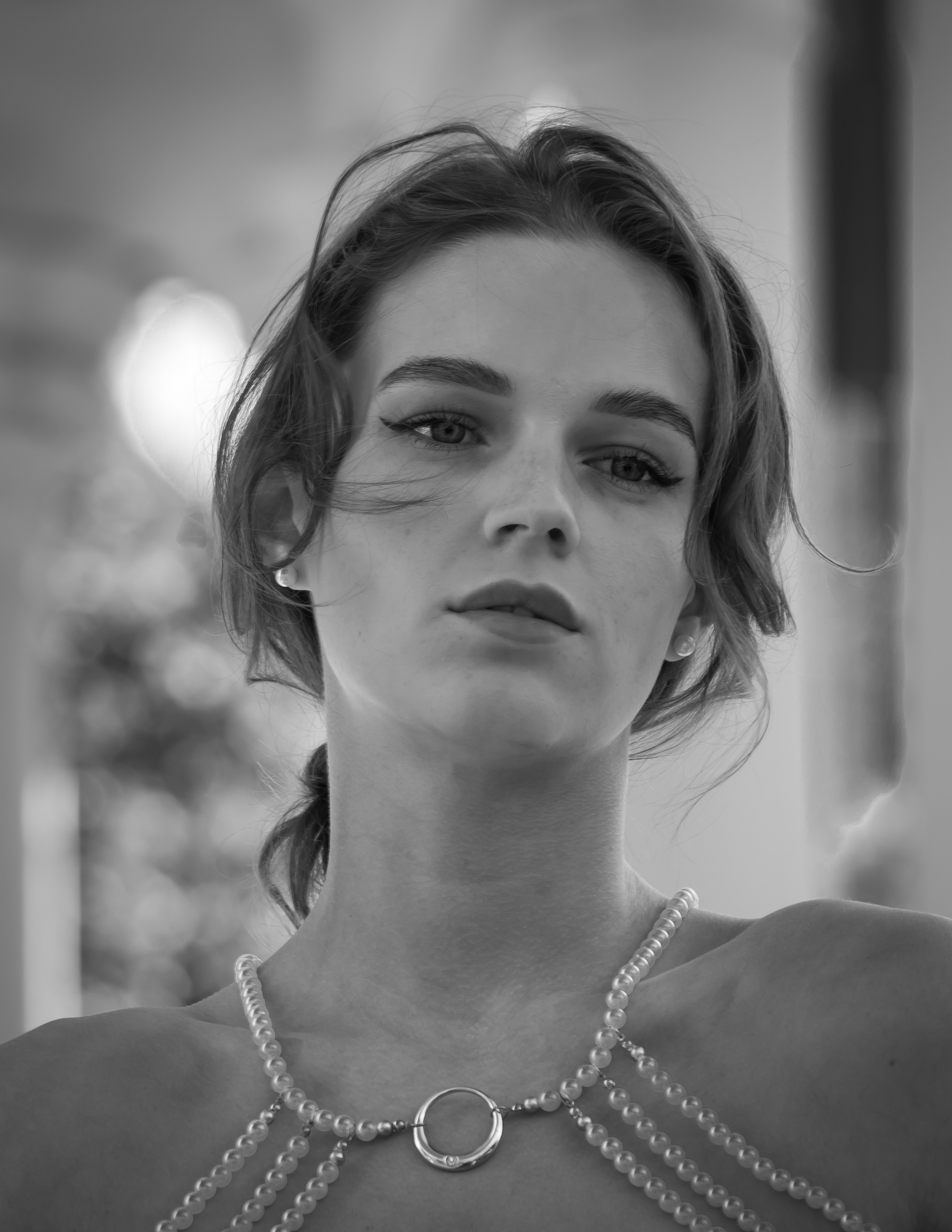 Портрет в ретро-образе с жемчугом, чёрно-белая женская съёмка • фотограф Карасёва Елена