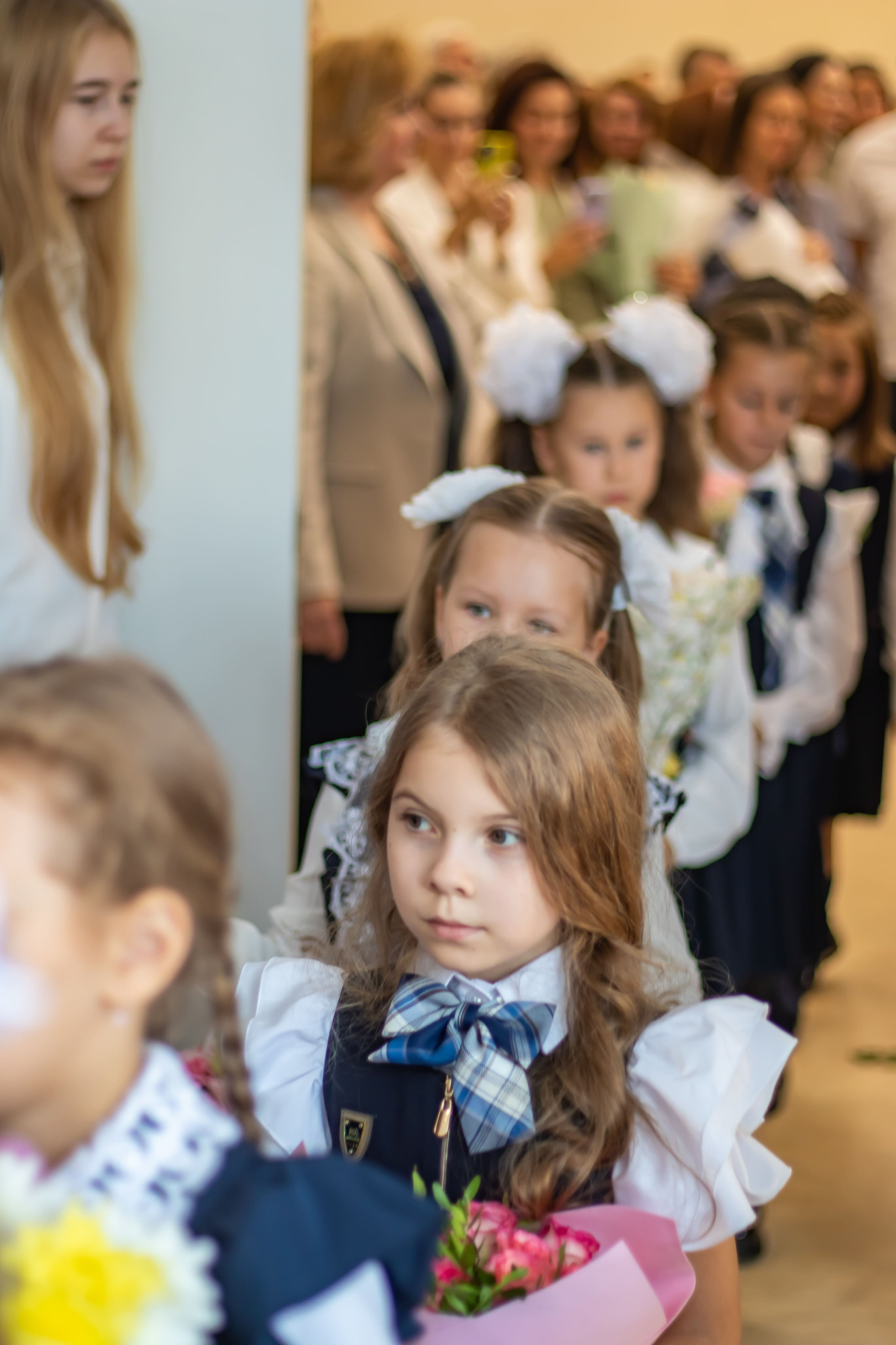 Школьники на празднике первого звонка в актовом зале