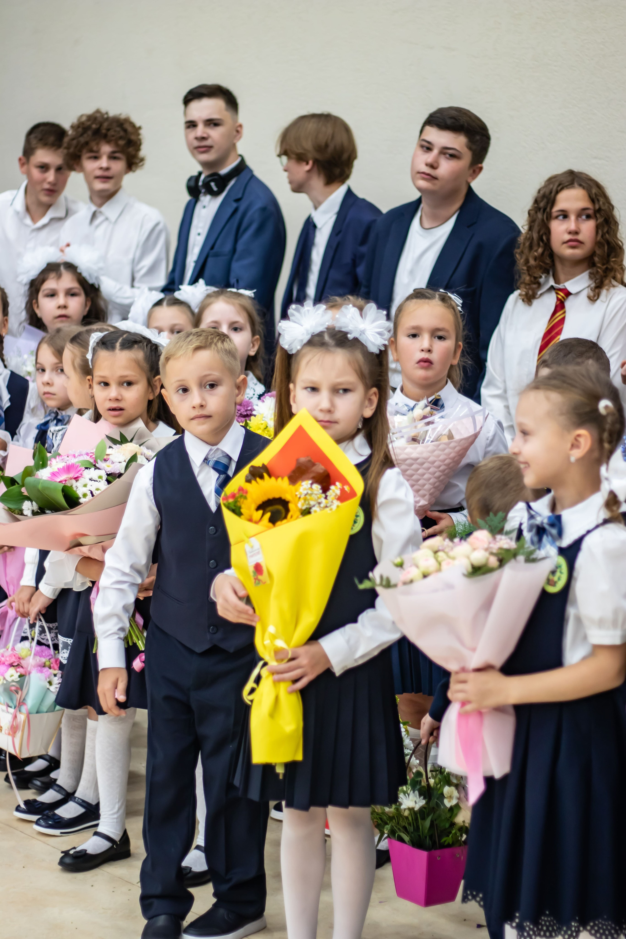 Школьники на торжественном празднике в честь 1 сентября