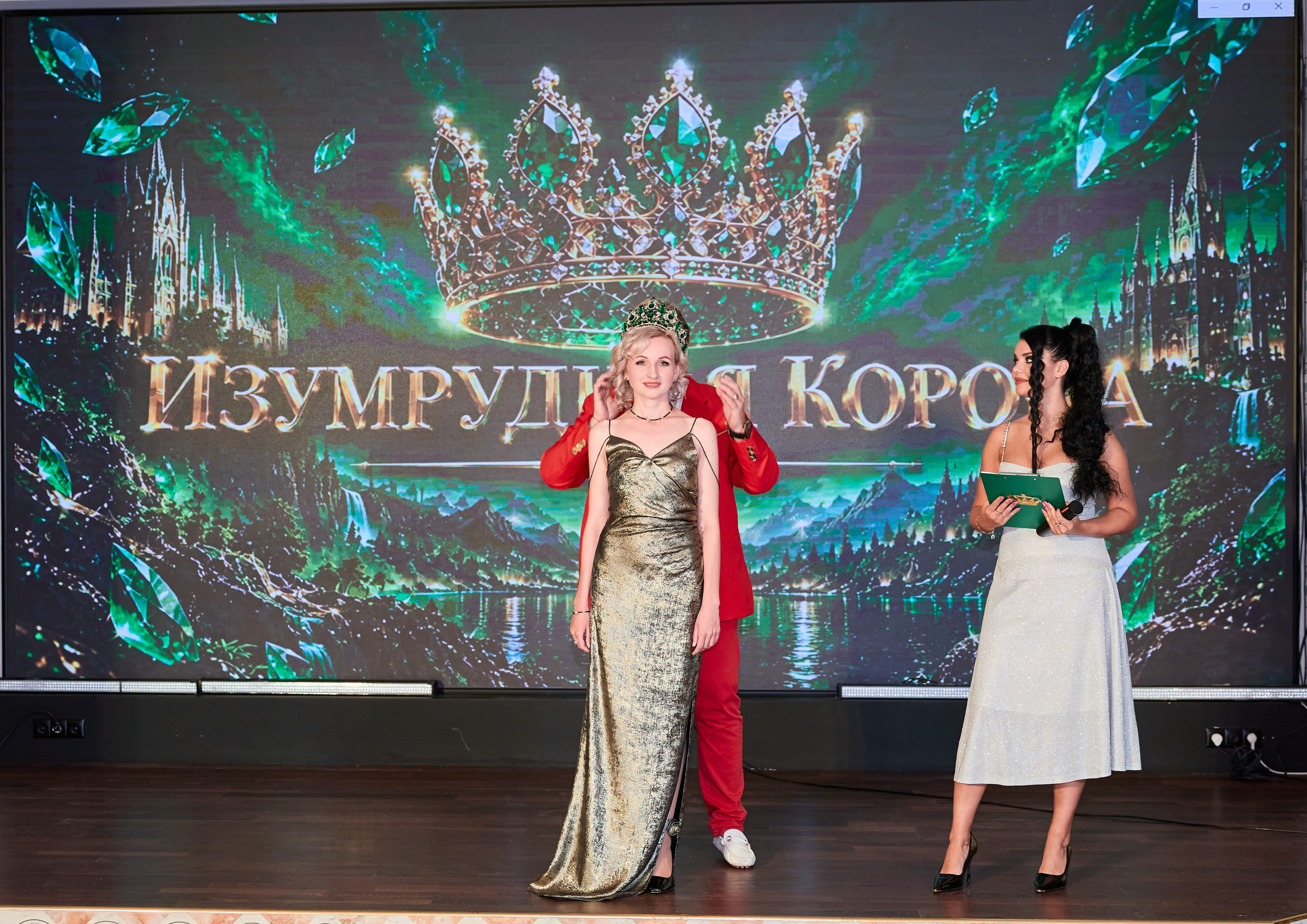 Участница в светлом вечернем платье на сцене конкурса «Изумрудная корона Москвы 2026»