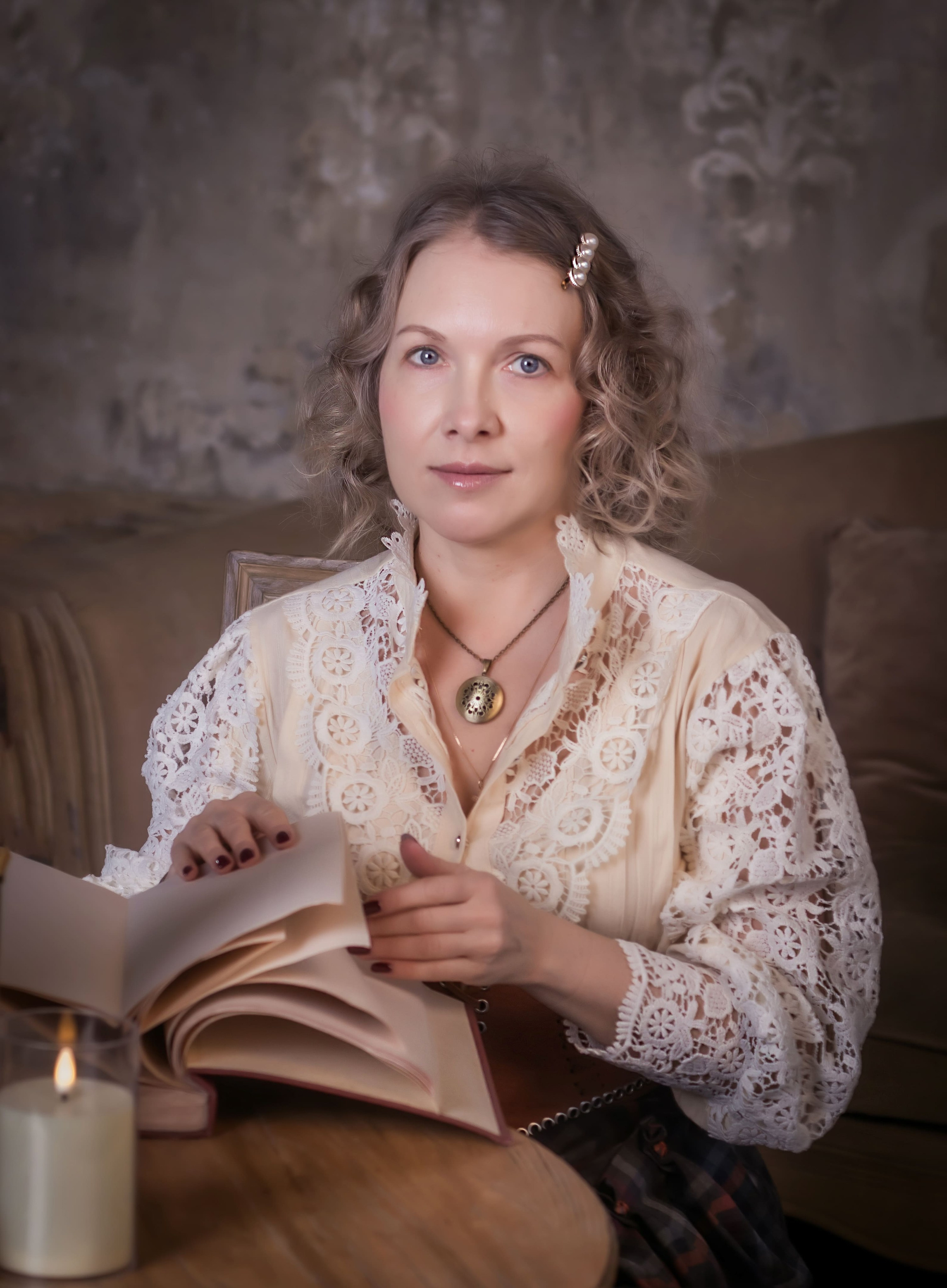 Портрет женщины с книгой в историческом стиле конца XIX века, художественная фотосессия, фотограф Карасёва Елена