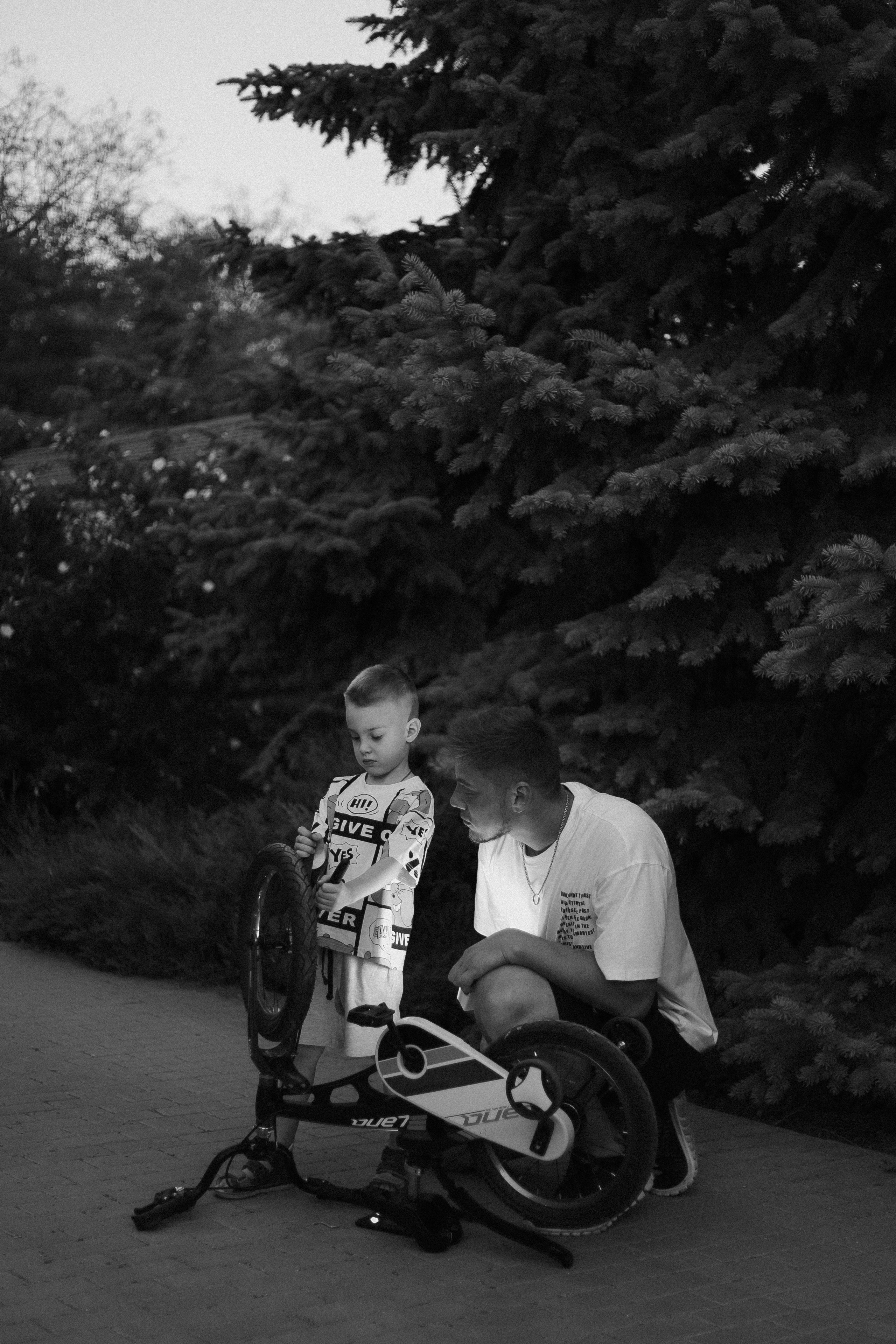Папа учит сына кататься на велосипеде. Фотограф в Крыму | Виктория Нотевская