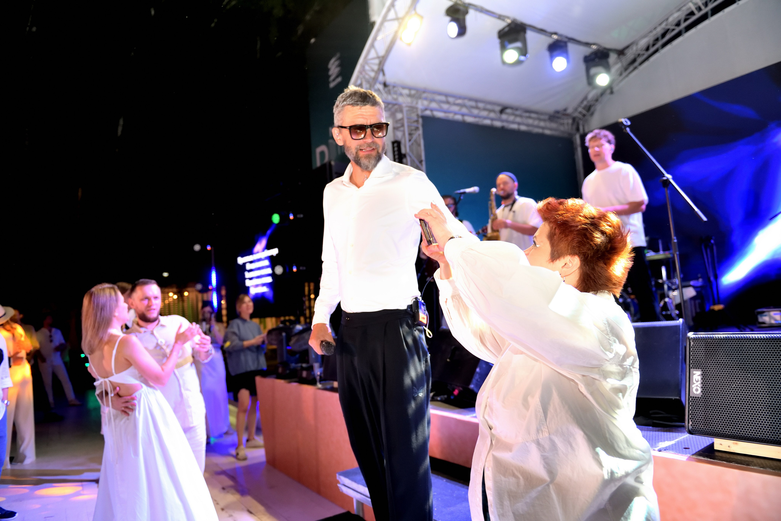 "Владимир Кристовский на концерте в летнем парке в Москве".