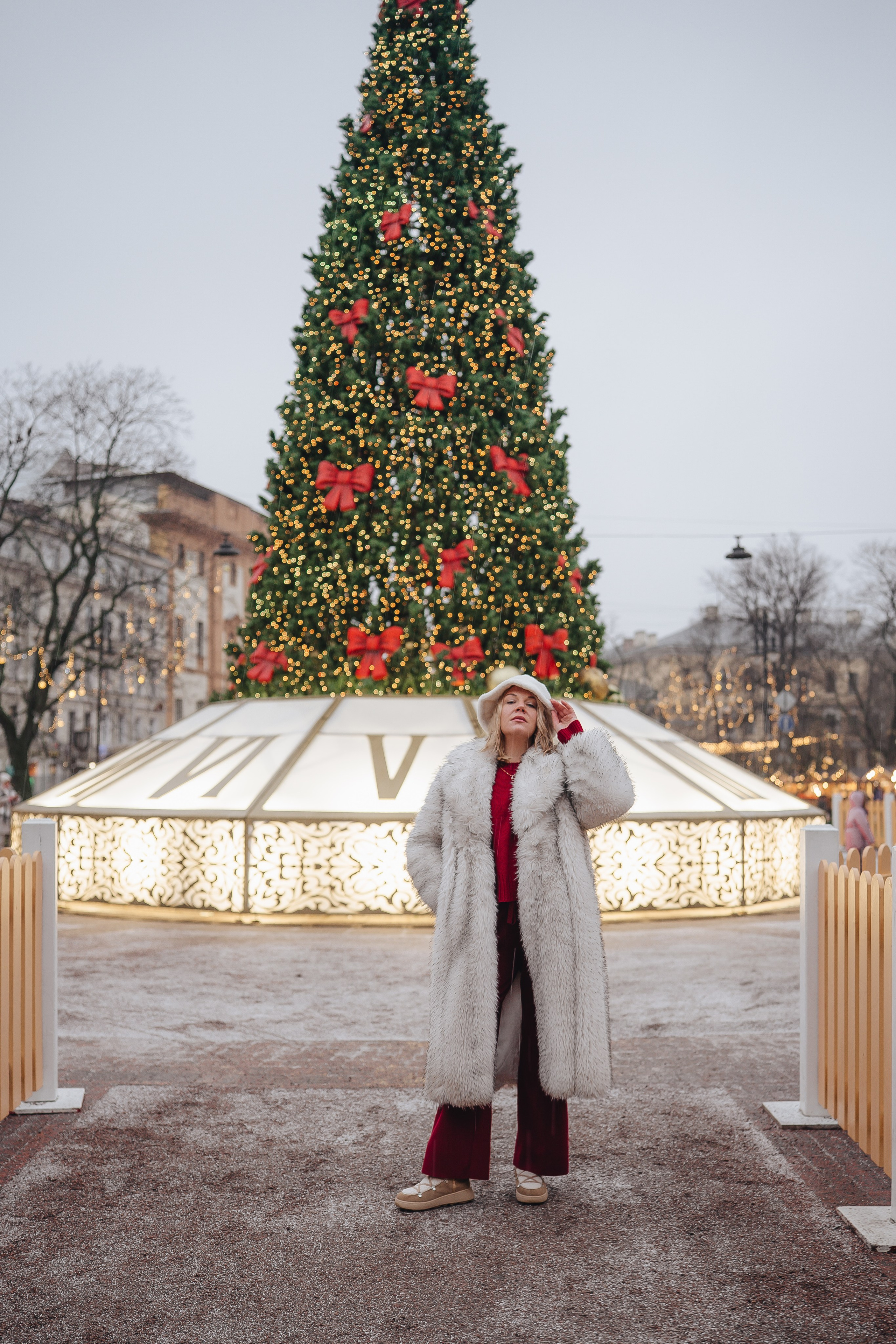 ПРОГУЛКА НА МАНЕЖНОЙ ПЛОЩАДИ ДЛЯ ДЕВУШКИ ПЕРЕД НОВЫМ ГОДОМ (НОВОГОДНЯЯ ФОТОСЕССИИЯ НА МАНЕЖНОЙ ПЛОЩАДИ). Профессиональный фотограф, Санкт-Петербург — Виктория Богомолова