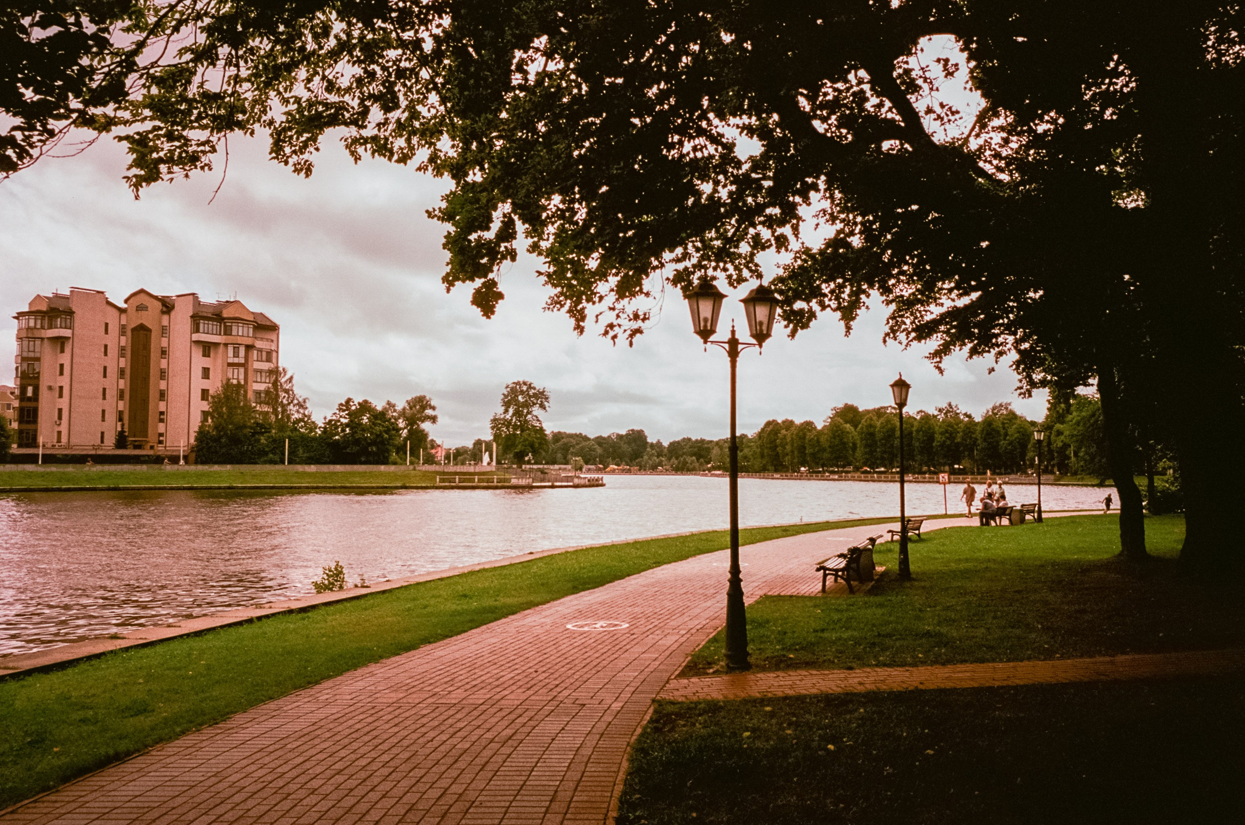 Калининград. Верхнее озеро, Safe Coffee и кафе Толстой. Фотограф-документалист Мария Осокина