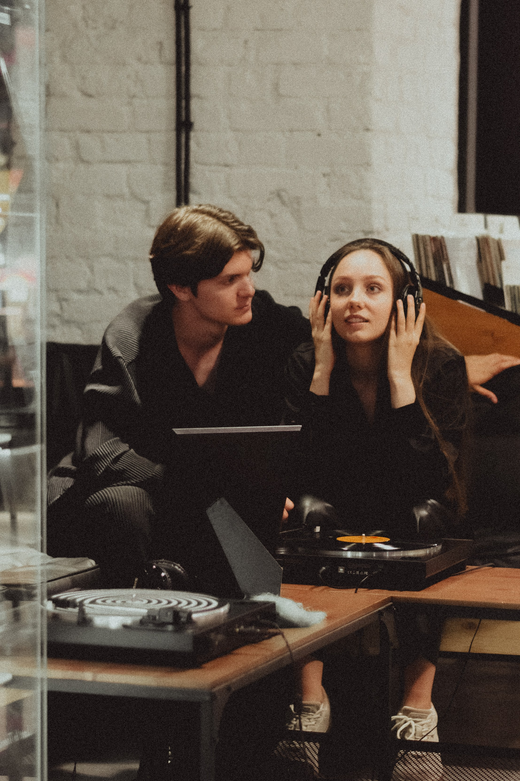 Парная ретро фотосессия в магазине с виниловыми пластинками