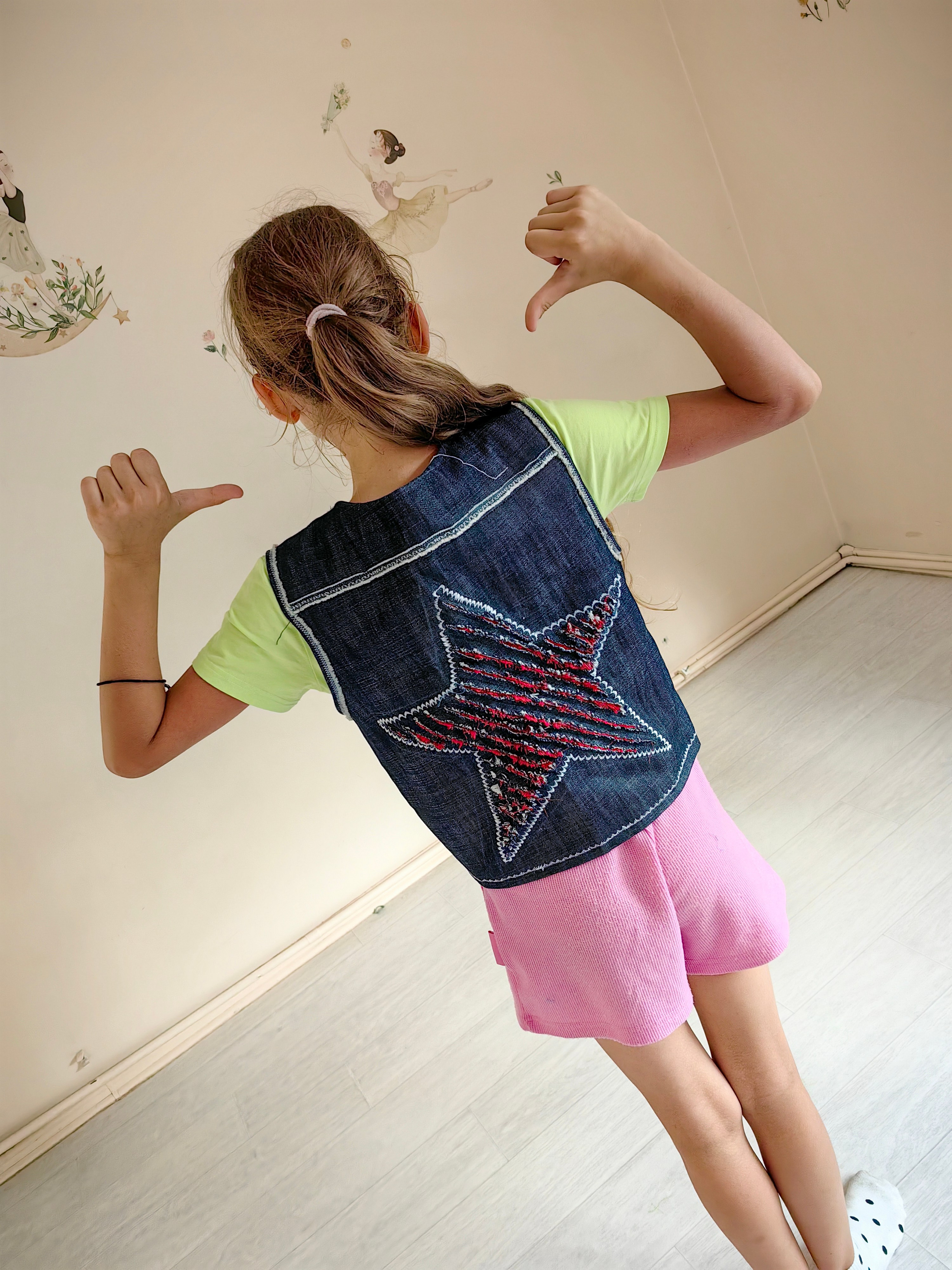 Дизайнерские жилетки из джинсы с декором в технике синель, росписью ткани, вышивка. Шьют дети. Владивосток. Школа для девочек во Владивостоке — Само Совершенство