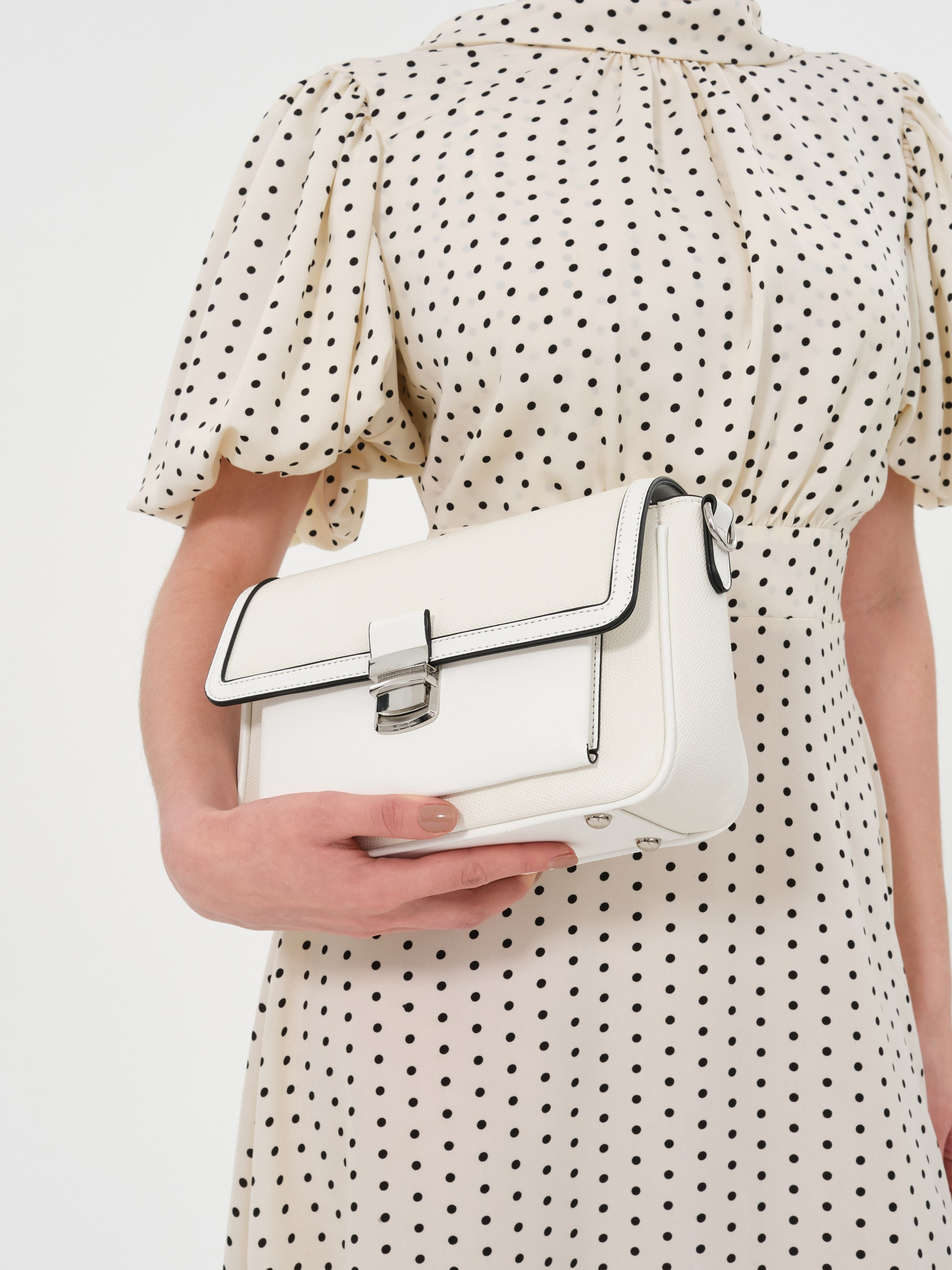 Каталожное фото женской белой кожаной сумки крупным планом