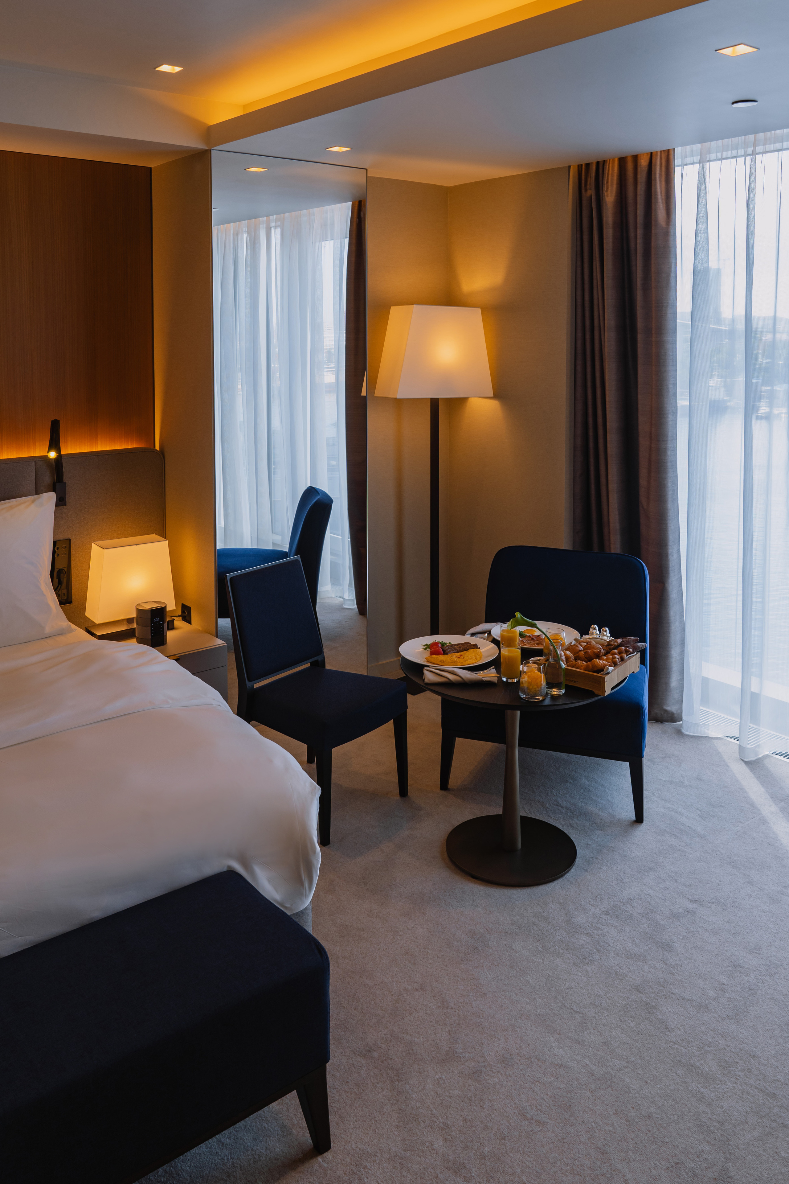 Пятизвёздочный отель VLADIVOSTOK Grand Hotel & SPA. Wedding and family photographer in Vladivostok Anton Blokhin