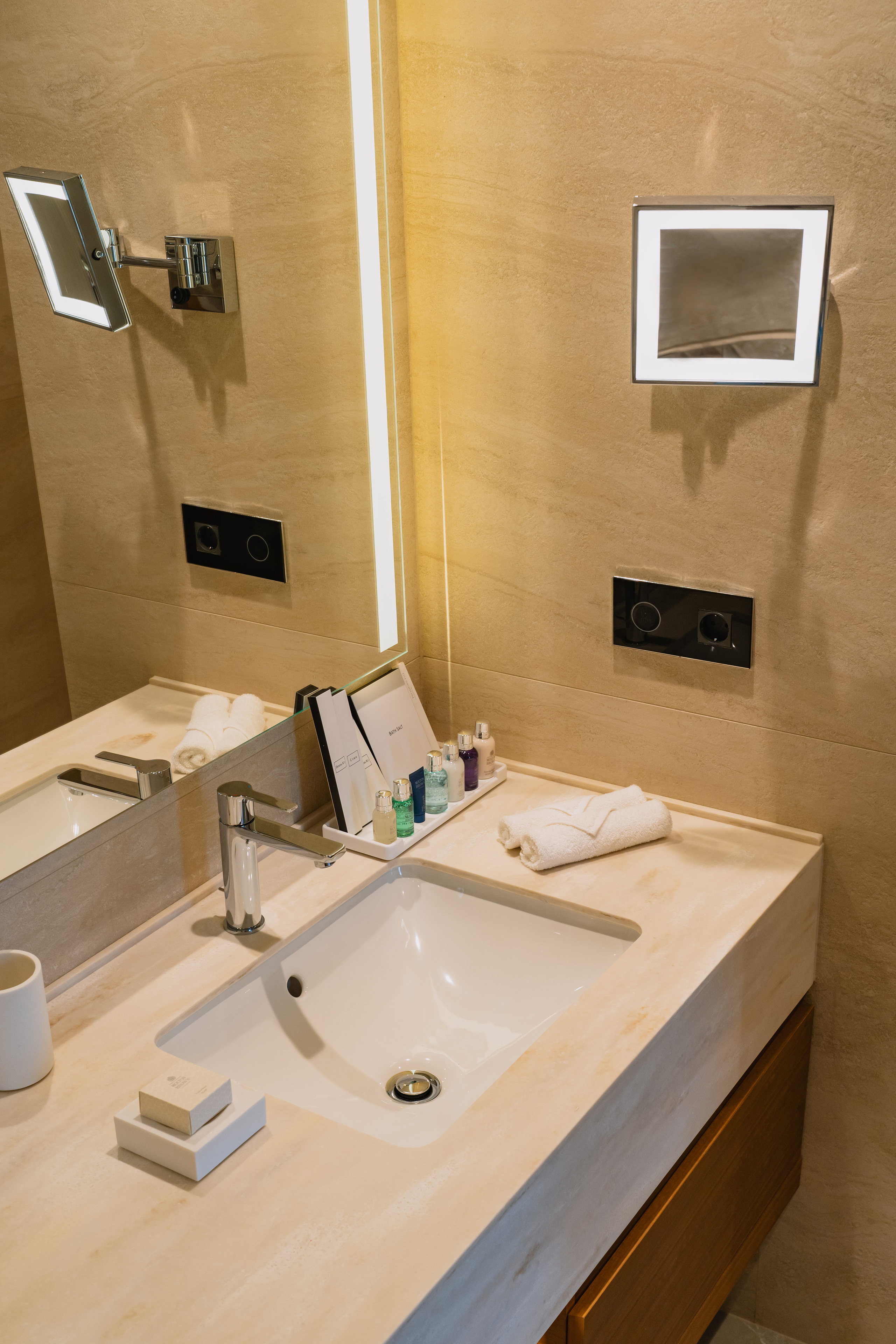 Пятизвёздочный отель VLADIVOSTOK Grand Hotel & SPA. Wedding and family photographer in Vladivostok Anton Blokhin